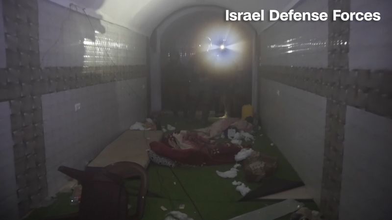מנהרה לכאורה של חמאס בחאן יונס, עזה, נראית בתצלום מסך זה מתוך סרטון שפרסם צבא ההגנה לישראל ביום ראשון.