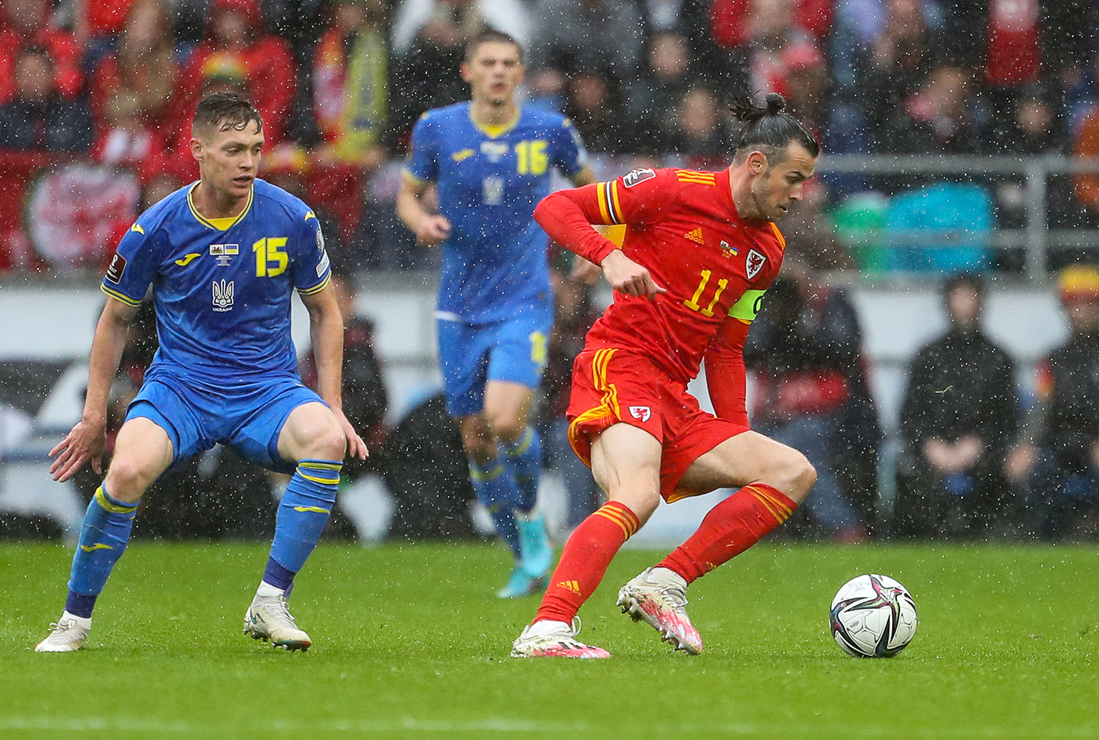 Wales' striker Gareth Bale (R) fights for the ball with Ukraine's midfielder Viktor Tsygankov during the FIFA World Cup 2022 play-off final qualifier football match between Wales and Ukraine at the Cardiff City Stadium in Cardiff, south Wales, on June 5.