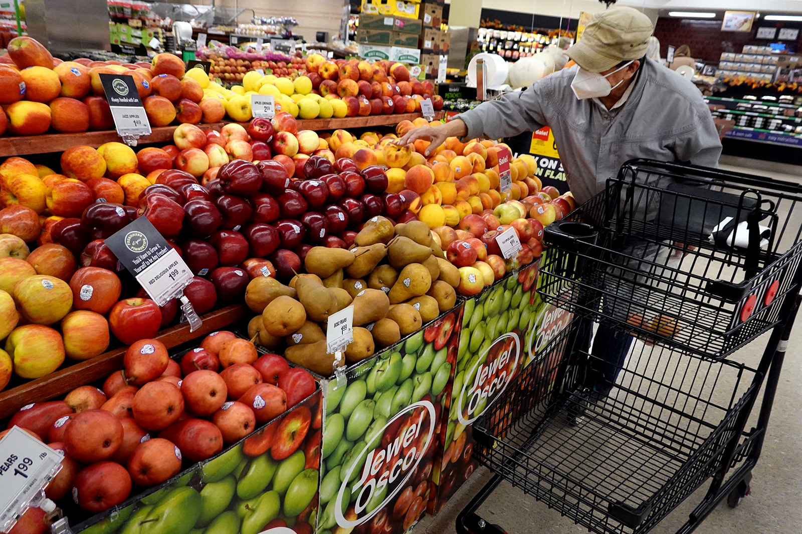 Produce is offered for sale at a grocery store on October 13 in Chicago, Illinois. 