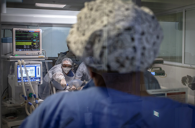 Doctors and nurses work to resuscitate a patient in the Covid-19 intensive care unit at the Emilio Ribas Institute of Infectious Disease hospital in Sao Paulo, Brazil, on Friday, December 4. 