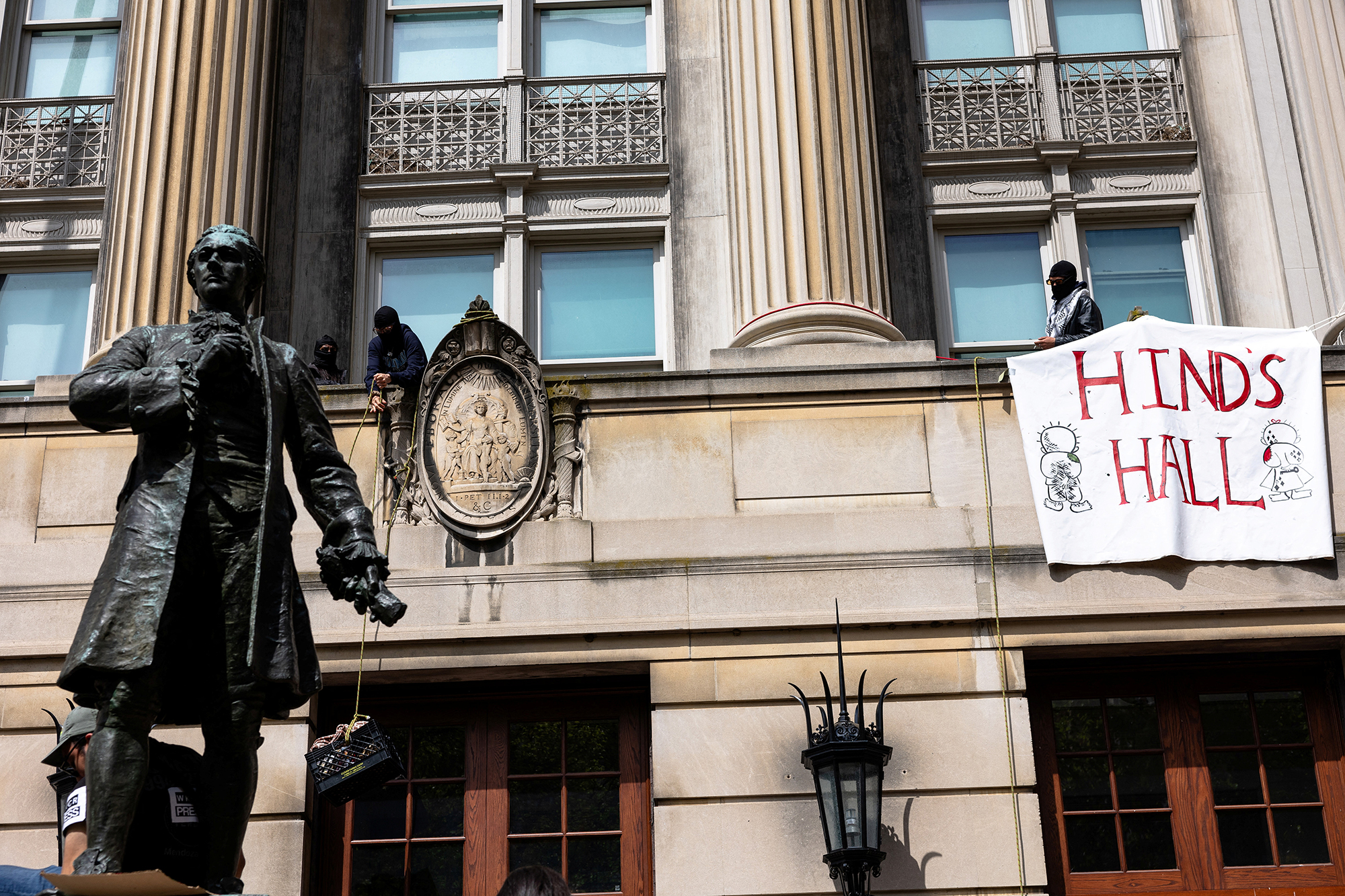 Filistin yanlısı protestocular 30 Nisan'da New York'taki Columbia Üniversitesi'ndeki Hamilton Hall'u işgal etti.