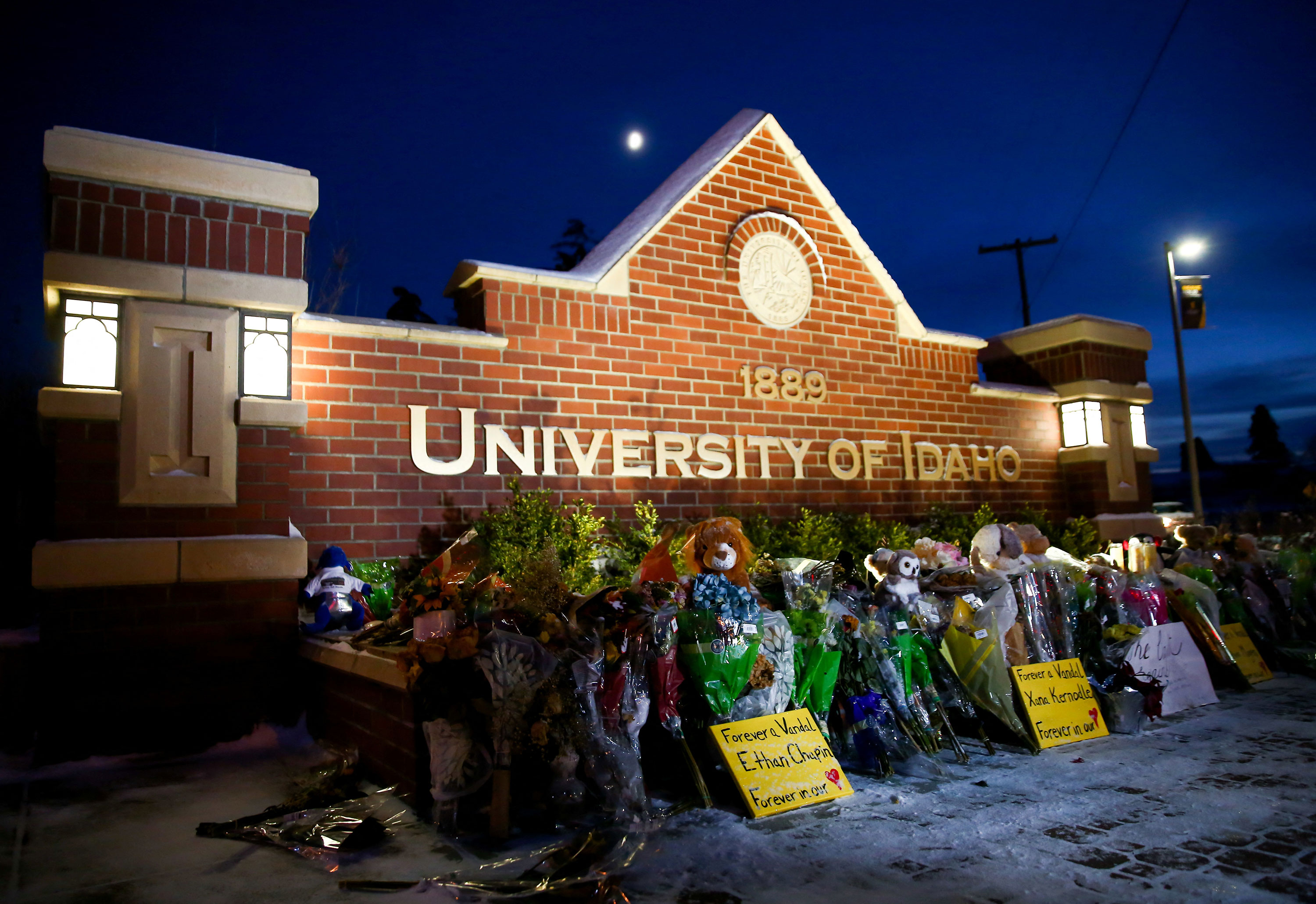 Le 29 novembre, un mémorial est vu devant un panneau sur le campus de l'Université de l'Idaho à Moscou, Idaho.