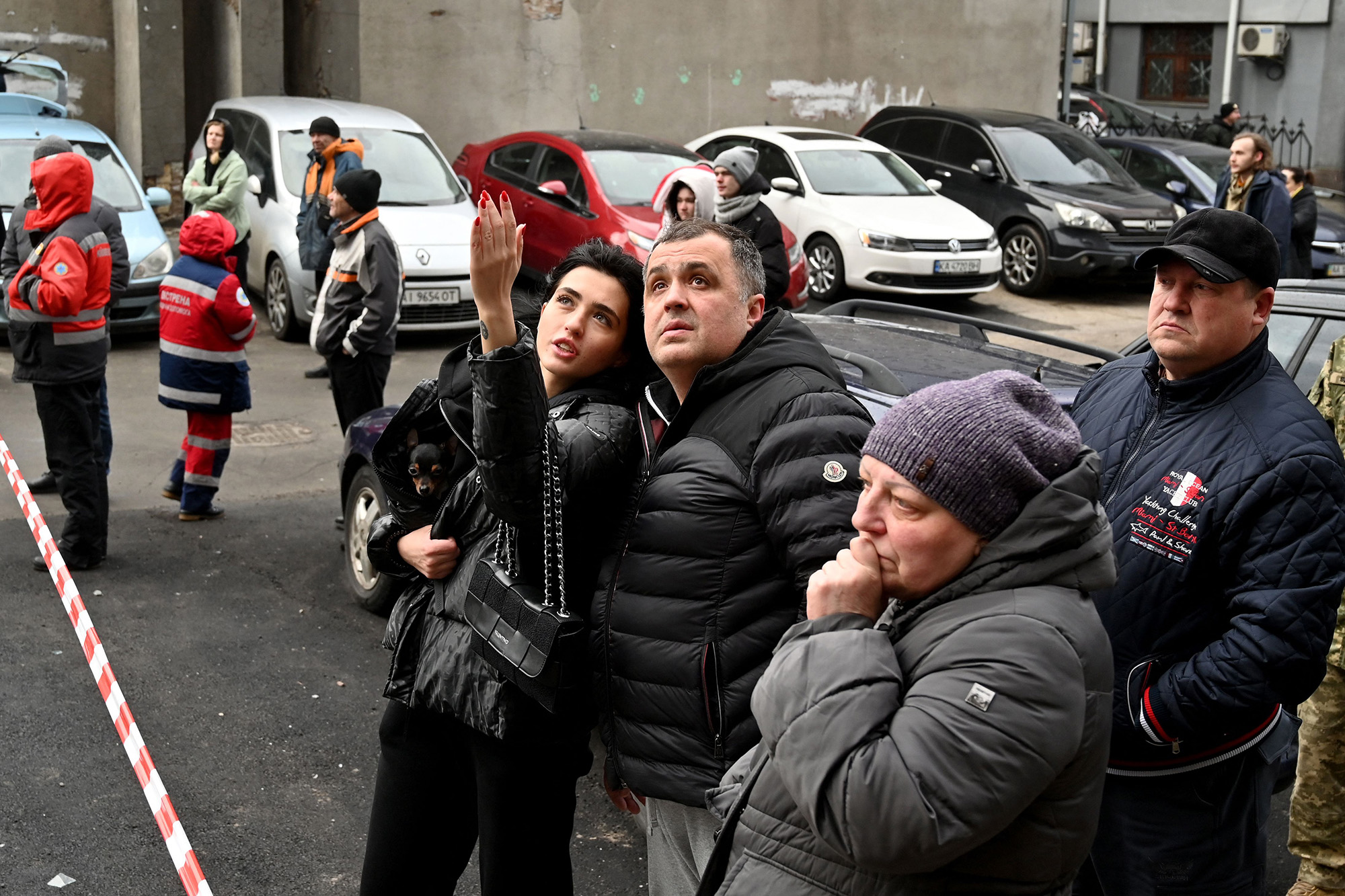 Los residentes locales esperan detrás de un cordón cerca de un edificio de apartamentos de varios pisos después de un ataque con cohetes en Kiev, Ucrania, el 9 de marzo.