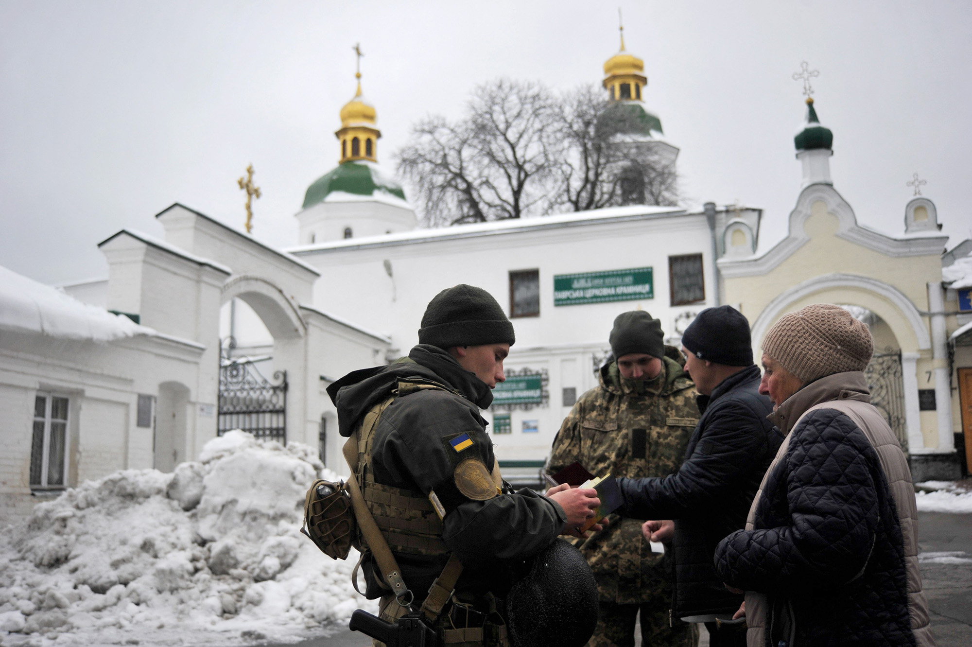 جنود خدمة الأمن الأوكرانية (SBU) يفحصون وثائق زوار دير كييف بيشيرسك لافرا في كييف في 22 نوفمبر.