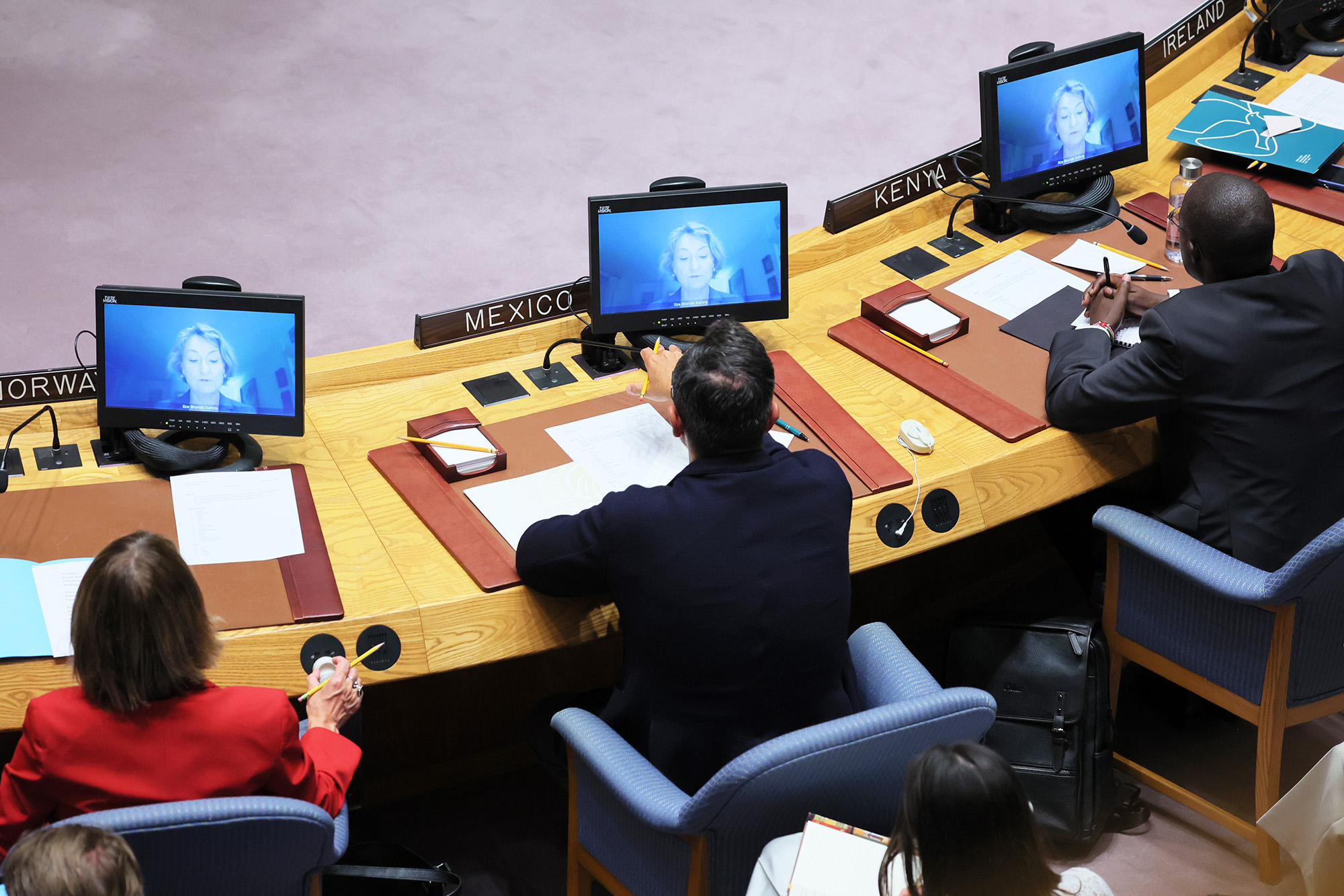 Els Brandis Kerris, sous-secrétaire générale aux droits de l'homme, prend la parole virtuellement lors d'une réunion du Conseil de sécurité des Nations Unies pour discuter de la guerre en Ukraine au siège des Nations Unies, à New York, aux États-Unis, le 7 septembre.