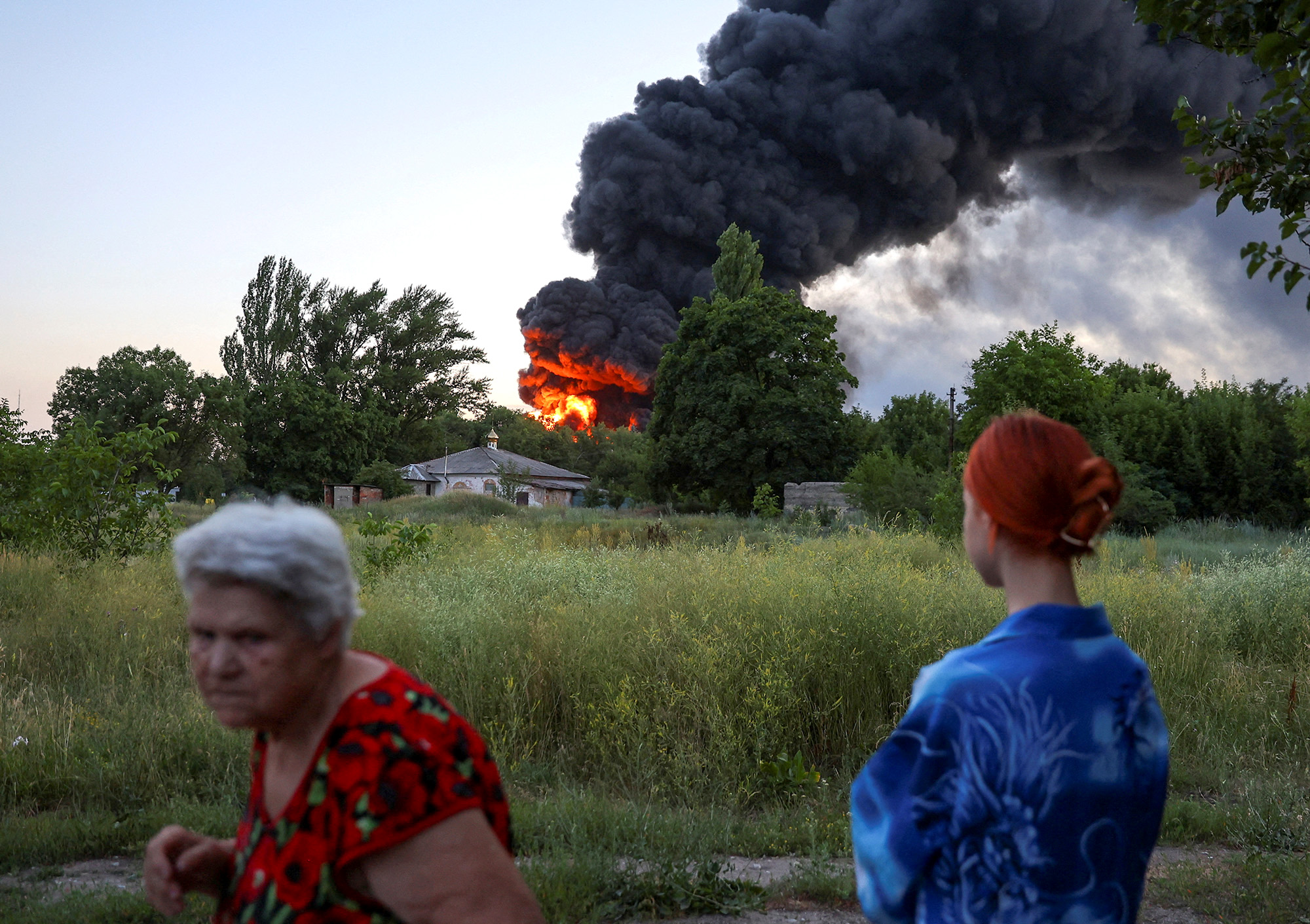 7月7日，乌克兰顿涅茨克发生炮击后，当地居民看着浓烟升起。