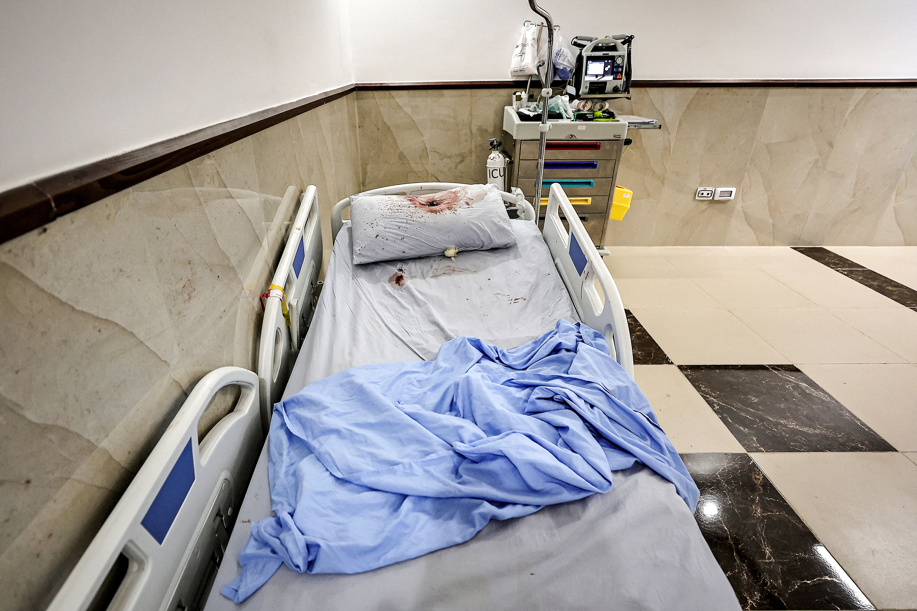 Se muestra un agujero de bala en una almohada salpicada de sangre en el hospital Ibn Sina en Jenin, Cisjordania, el 30 de enero.