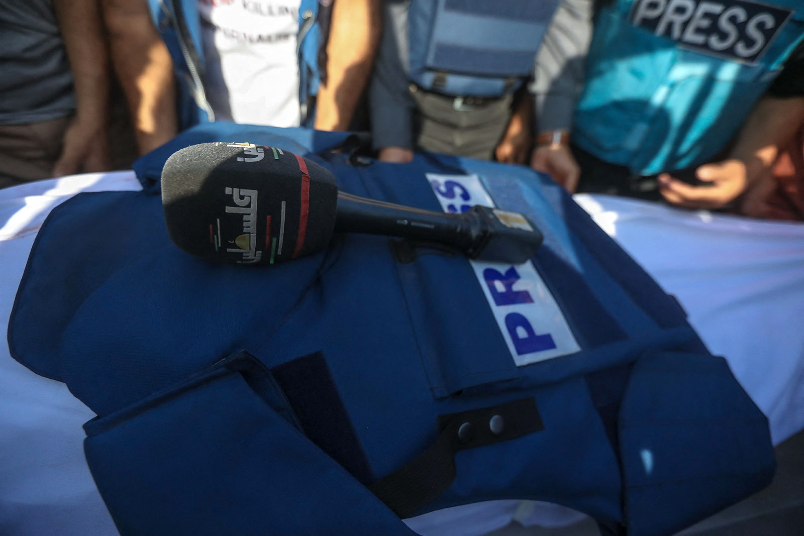 Un corresponsal de la televisión palestina y 11 miembros de su familia murieron en un ataque aéreo contra su casa en Khan Yunis, Gaza, el 3 de noviembre.