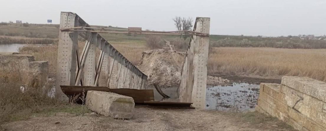 Russian forces destroyed a bridge on the road out of Tyahinka, Ukraine, on November 11.