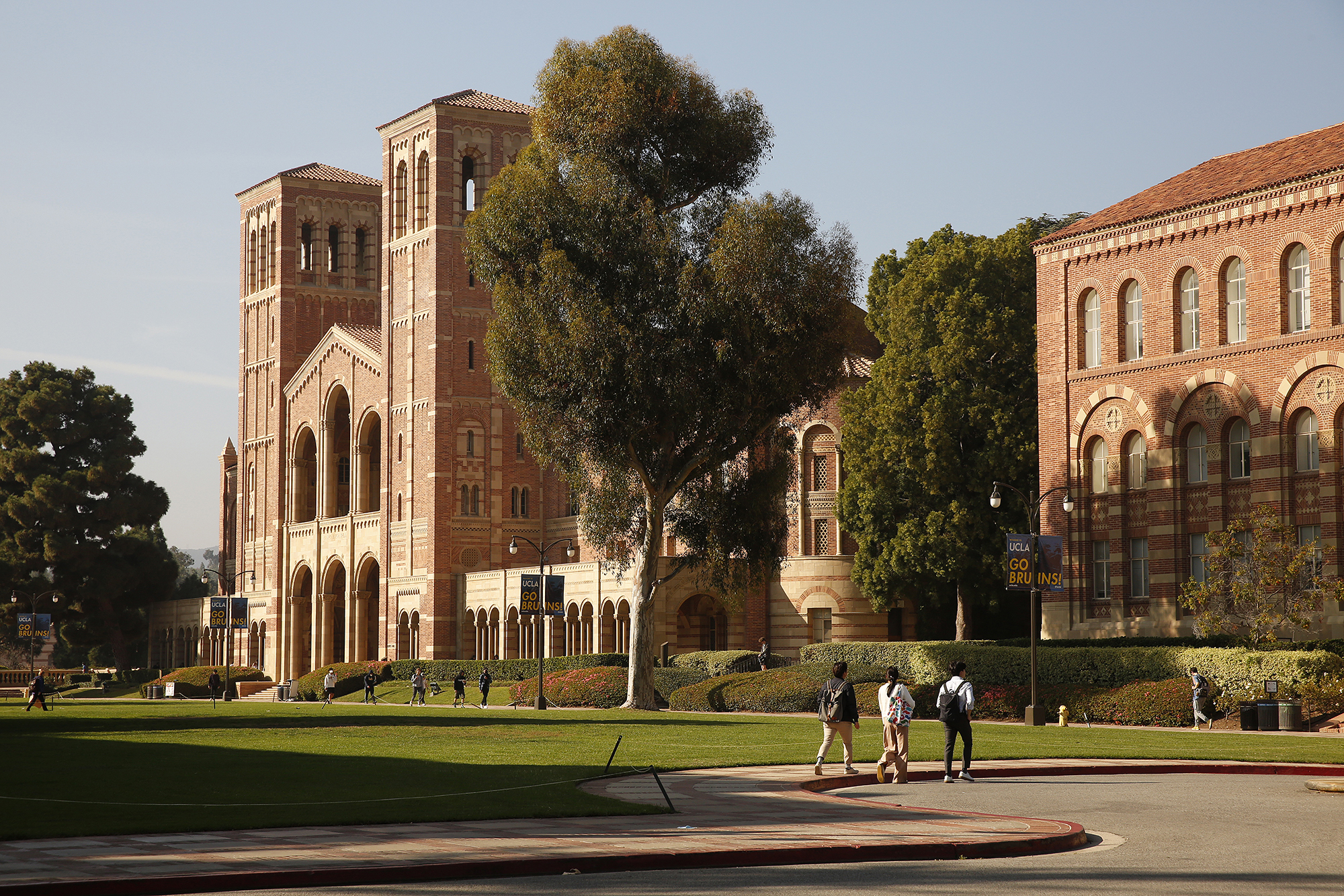 Royce Hall auf dem Campus der University of California Los Angeles (UCLA), während die Fakultät und die Studenten der UCLA feiern, nachdem am Mittwochmorgen ein Streik abgewendet wurde.  Sprecher aus dem gesamten UC-System planten, am Mittwoch und Donnerstag wegen unfairer Arbeitspraktiken zu streiken.  UCLA am Mittwoch, 17. November 2021 in Los Angeles, Kalifornien.