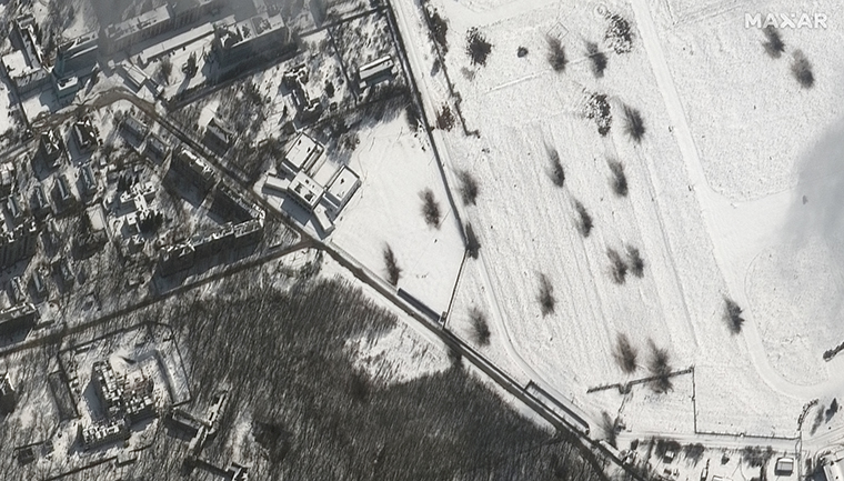 Artilerijos smūgio krateriai netoli gyvenamojo rajono Charkove, Ukrainoje.