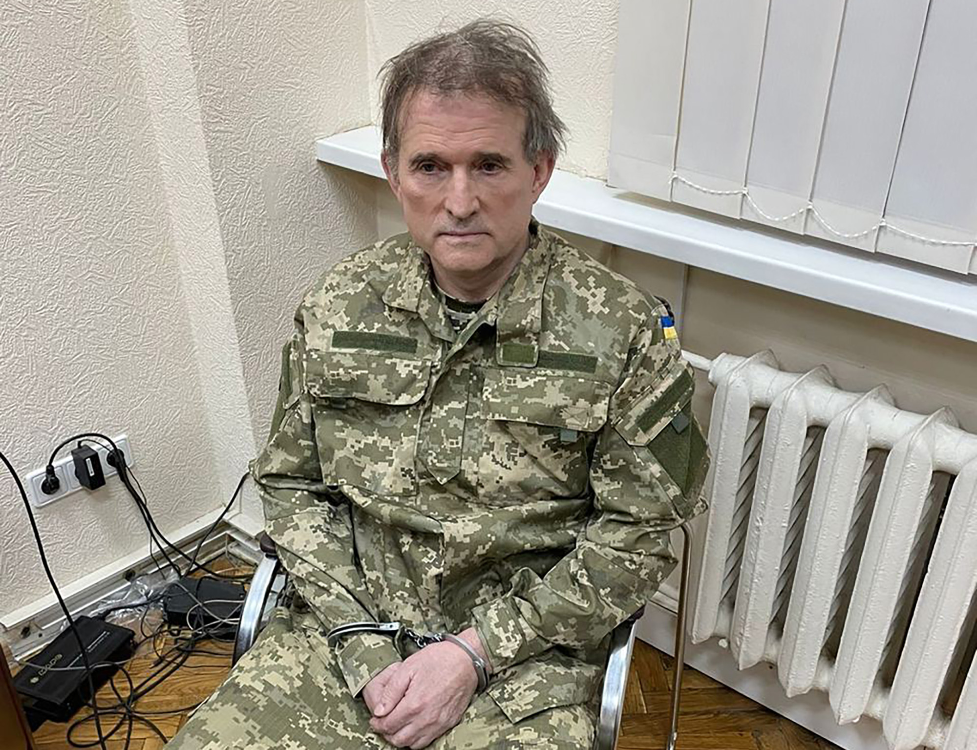 El oligarca fugitivo Viktor Medvedchuk se sienta en una silla con las manos atadas después de una operación especial realizada por el Servicio de Seguridad de Ucrania el 12 de abril.