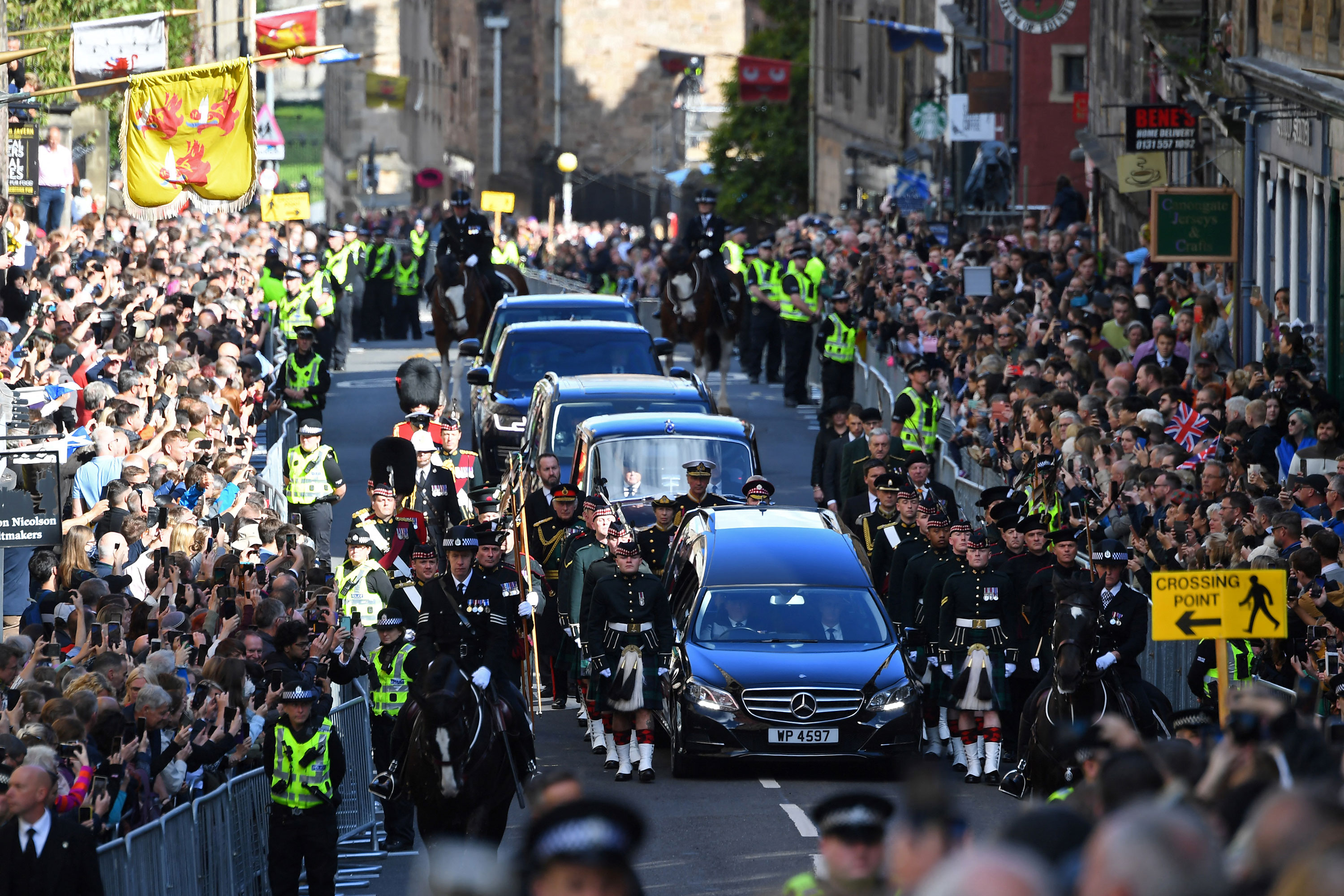 Queen's coffin arrives at St. Giles' Cathedral after somber journey ...