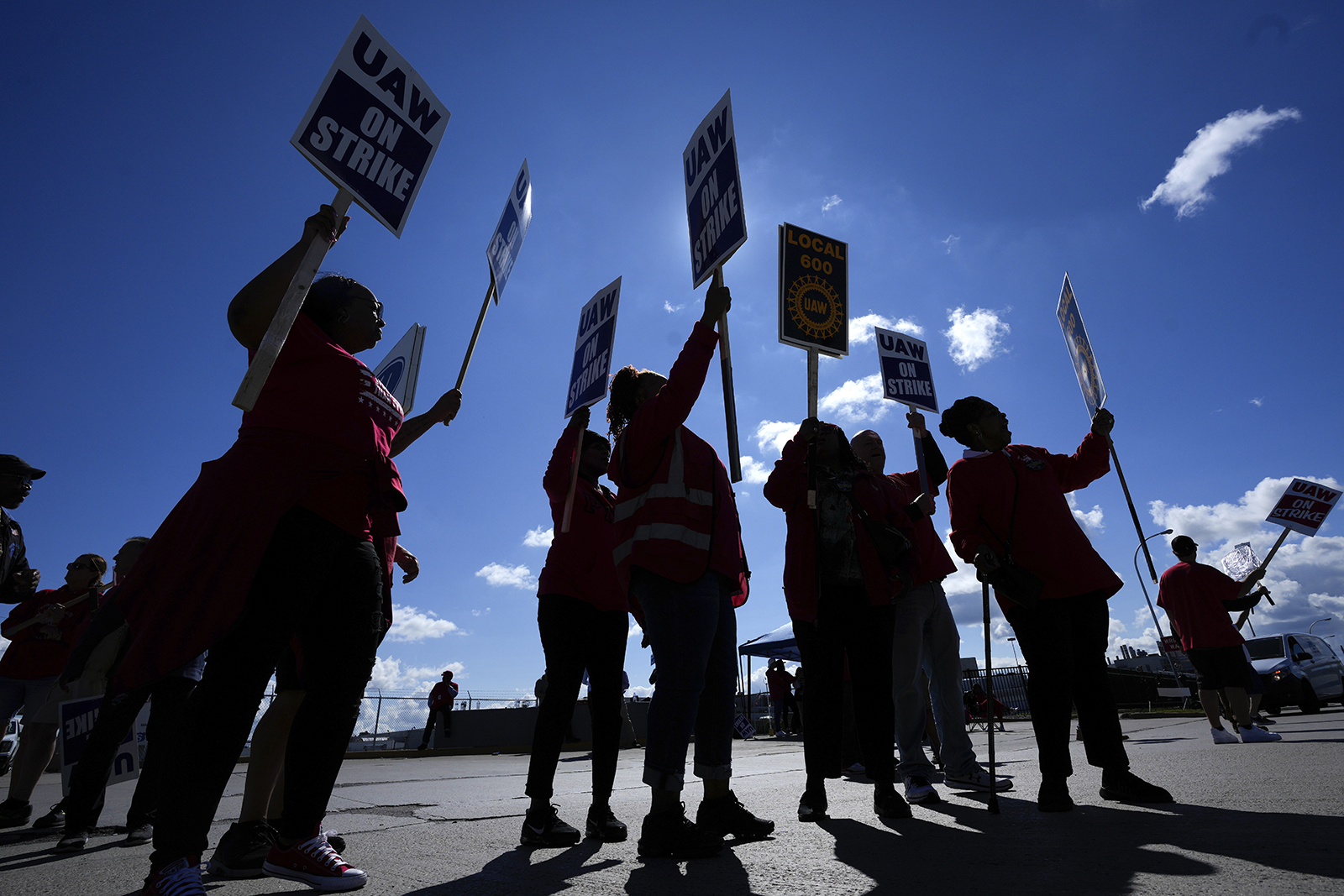 Les membres de United Auto Workers marchent sur la ligne de piquetage à l'usine d'assemblage Ford Michigan à Wayne, Michigan, le 18 septembre.