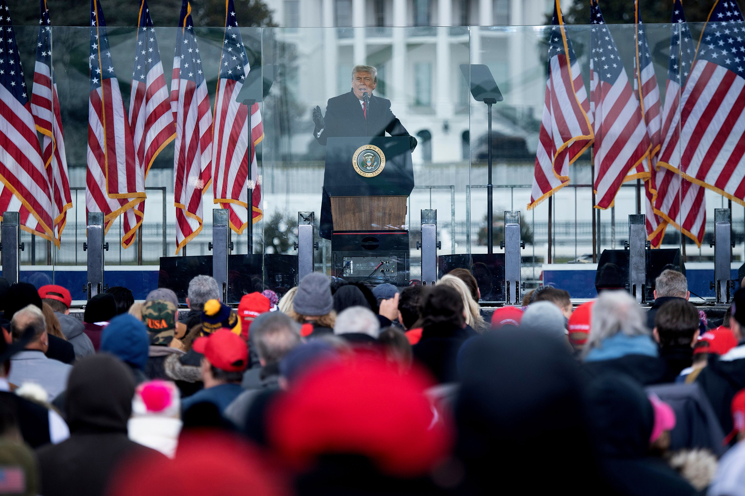 US-Präsident Donald Trump spricht am 6. Januar 2021 in The Ellipse in der Nähe des Weißen Hauses in Washington, D.C. mit Anhängern. Nach seiner Rede und angeheizt durch Trumps wochenlangen Versuch, die Ergebnisse der Präsidentschaftswahl 2020 zu kippen, versammelten sich Tausende seiner Anhänger stürmte das US-Kapitol