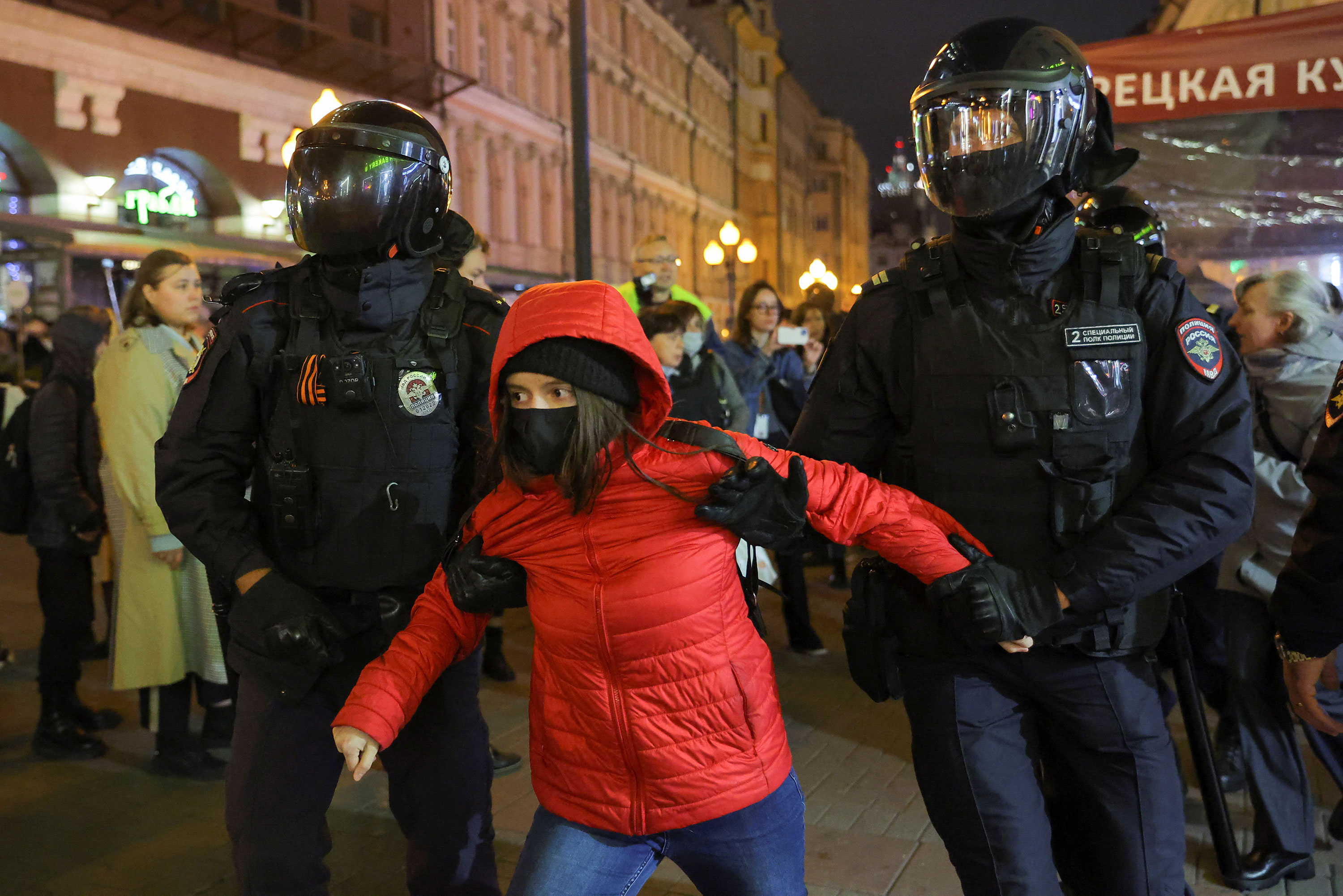 Российские полицейские задержали мужчину во время акции протеста в Москве в среду.