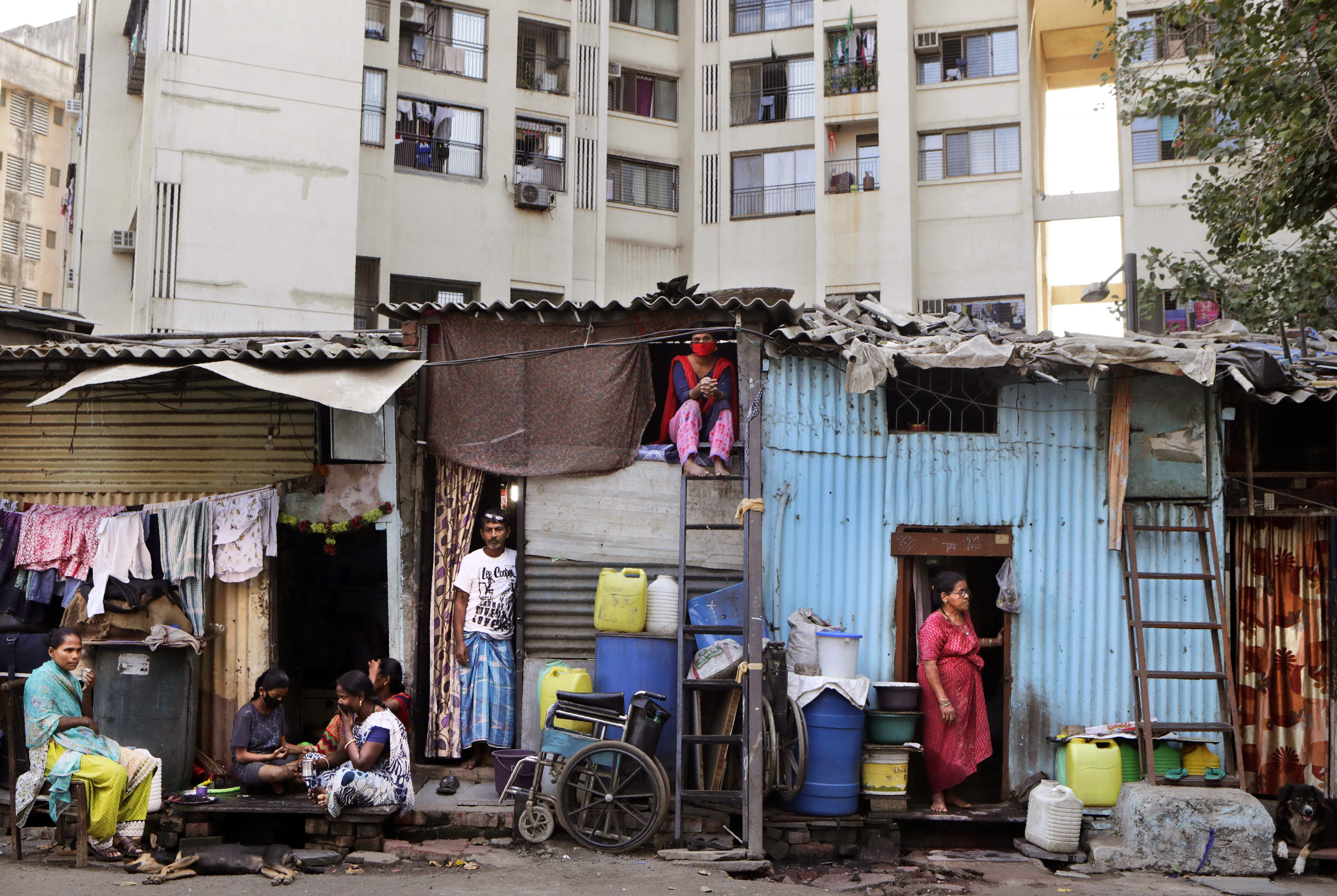 Жизнь в бедных странах. Трущобы Дхарави в Индии. Дхарави Мумбаи. Трущобы Мумбая Дхарави. Мумбаи Индия трущобы.
