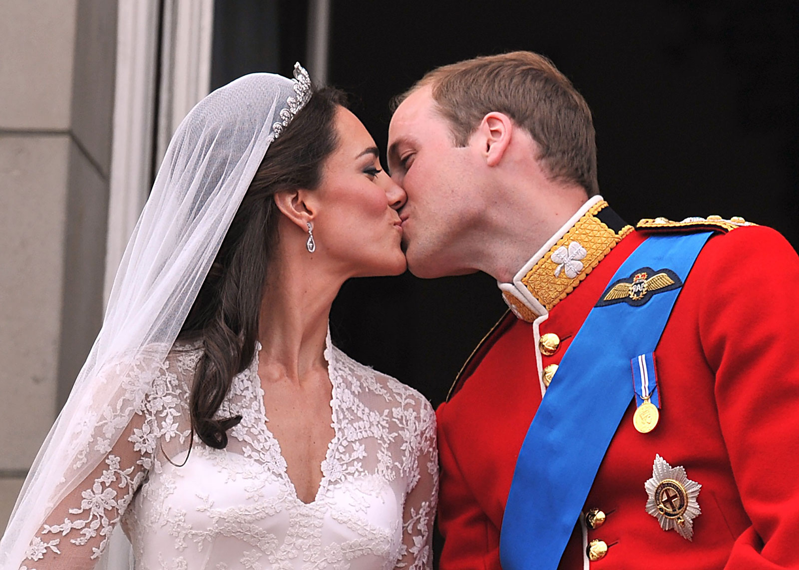 Prince William, Duke of Cambridge and Catherine, Duchess of Cambridge kiss on the balcony at Buckingham Palace during the Royal Wedding on April 29, 2011 in London, England. 