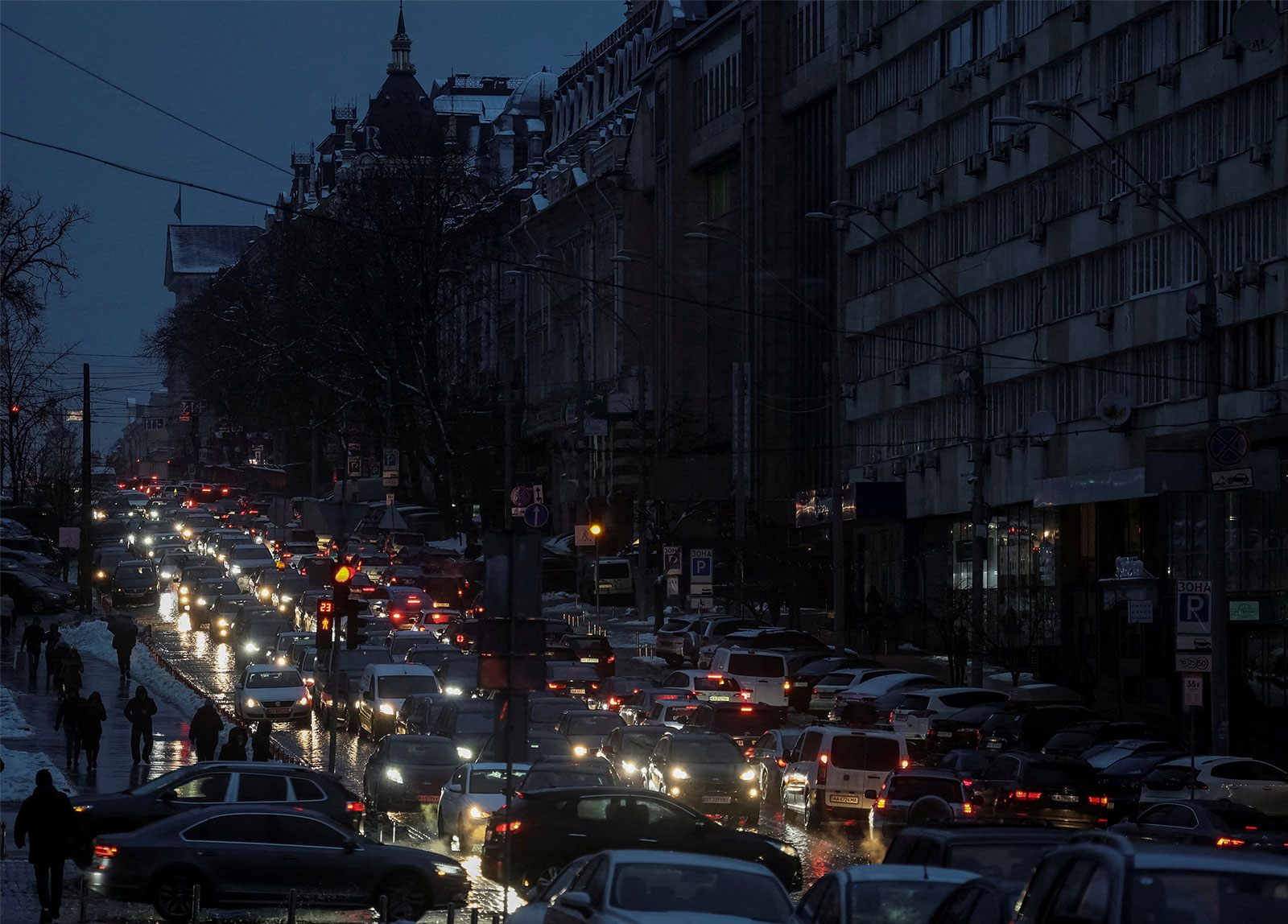 Mobil terlihat pada 16 Desember saat pemadaman listrik setelah infrastruktur kritis terkena serangan rudal Rusia di Kyiv, Ukraina.