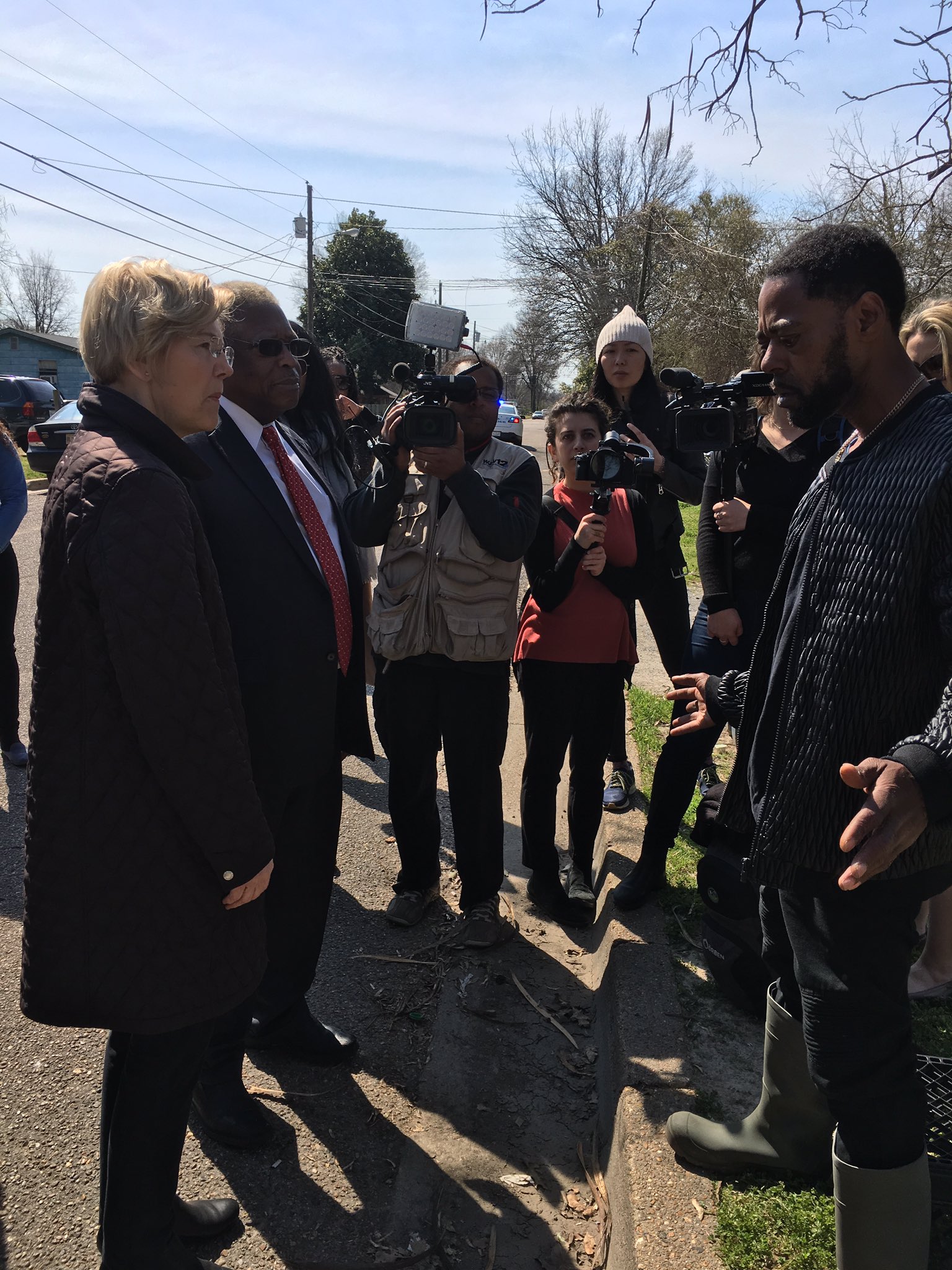 Kenyarda Graham speaks to Elizabeth Warren in the Mississippi Delta on Monday, March 18, 2019. 