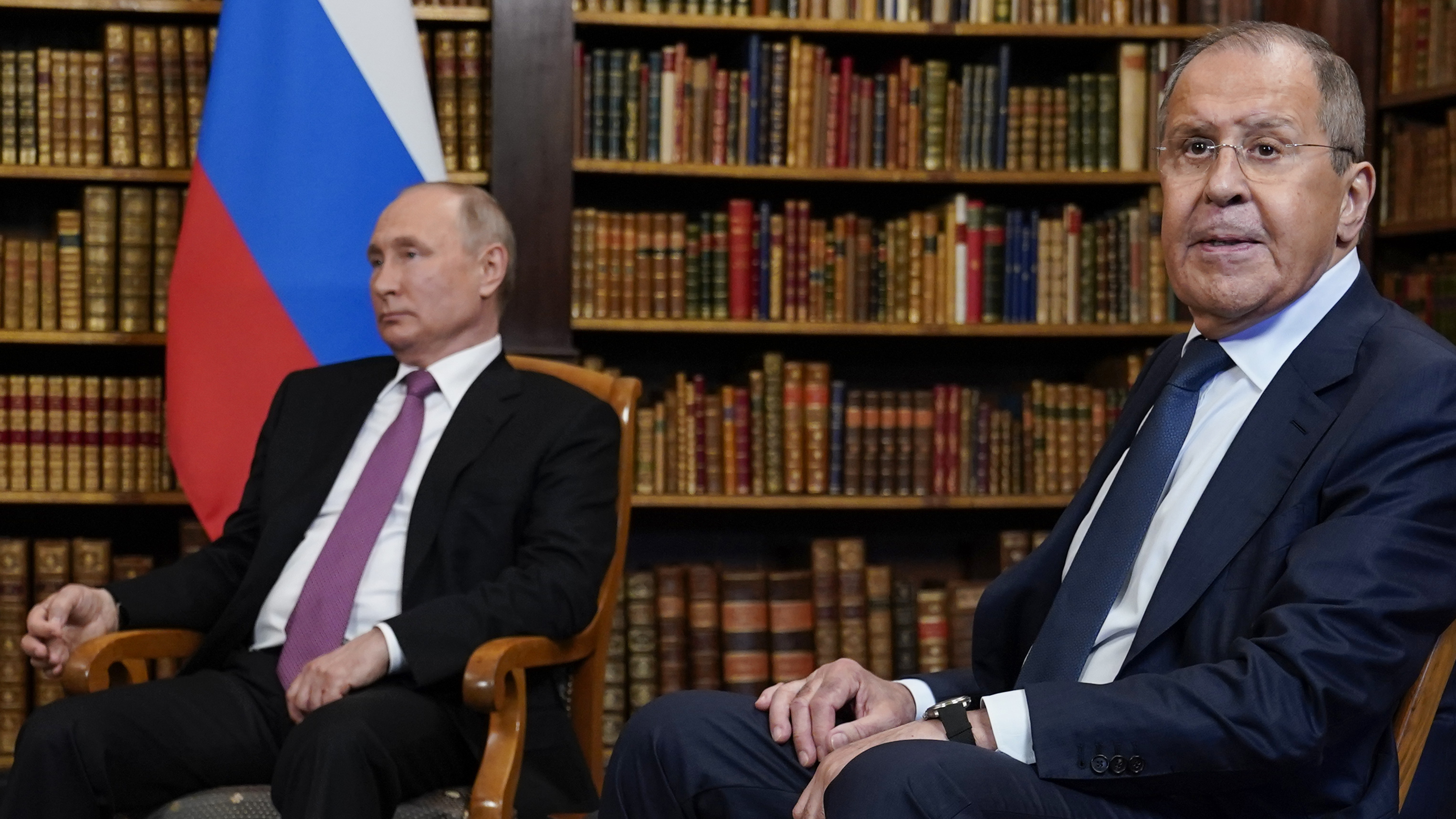 Il presidente russo Vladimir Putin, a sinistra, e il ministro degli Esteri russo Sergey Lavrov visti in questa foto del 16 giugno 2021 a Ginevra, Svizzera.