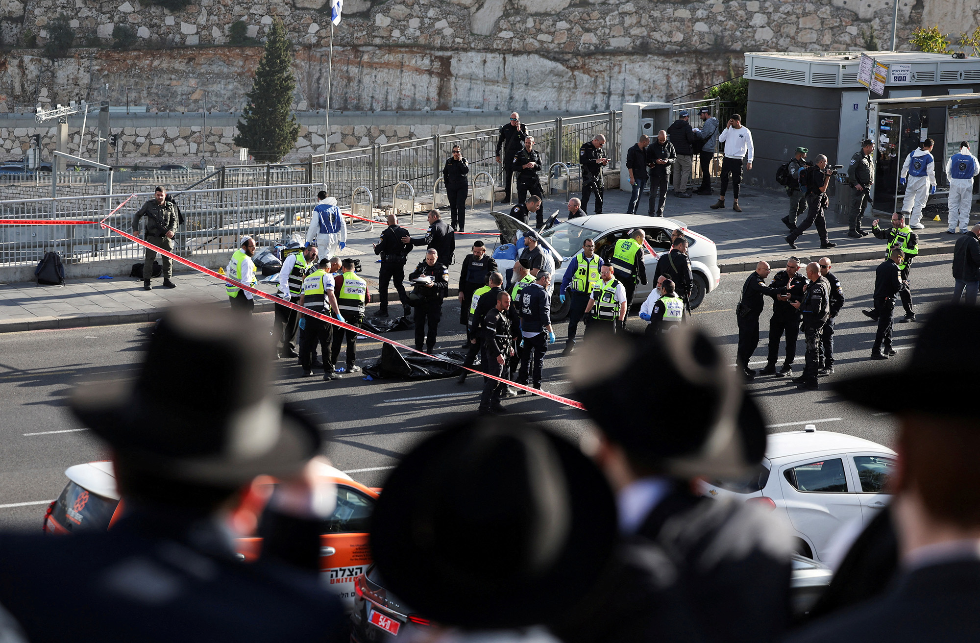 Autoridades israelíes en el lugar de un tiroteo en Jerusalén el 30 de noviembre.