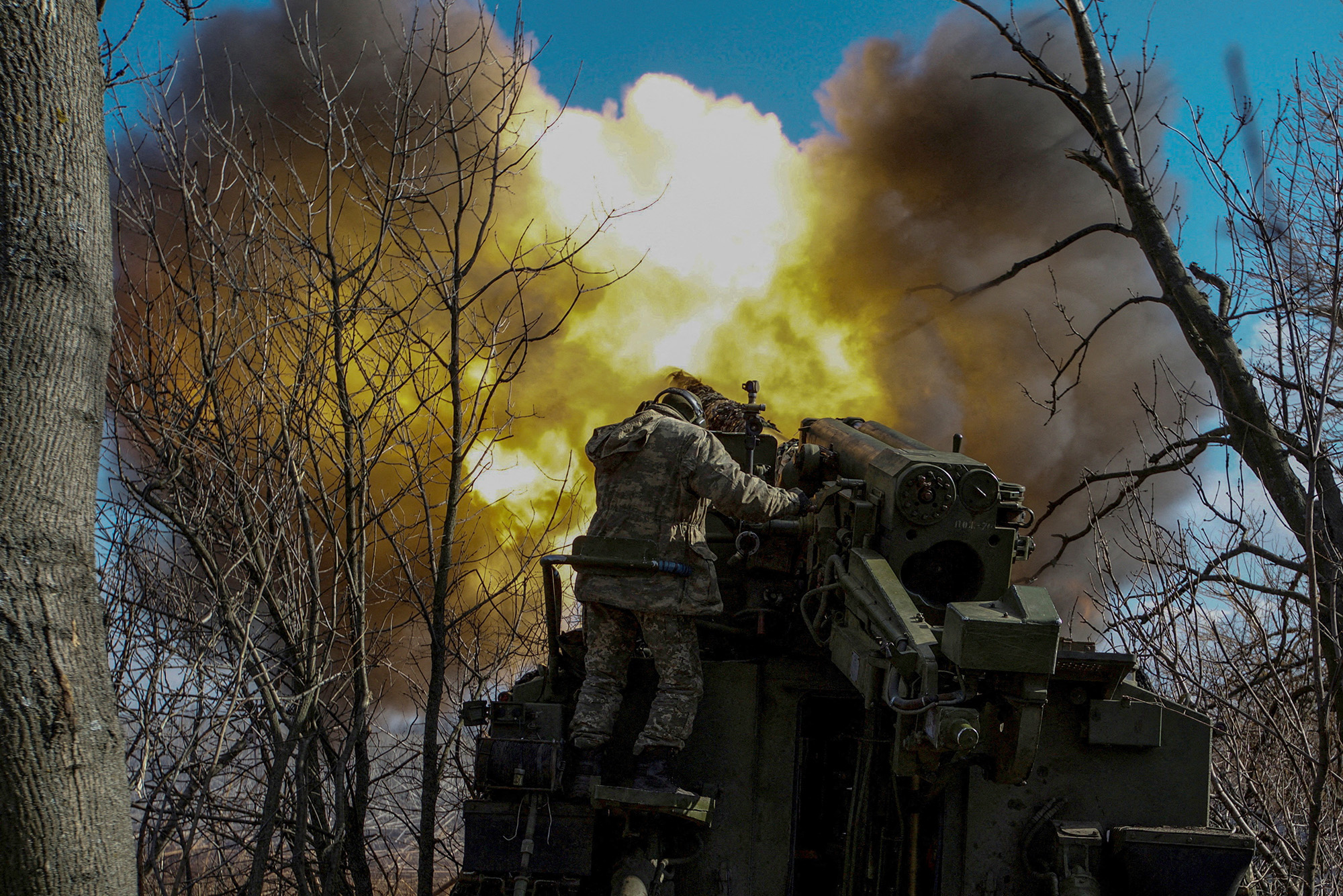 Prajurit Ukraina menembakkan howitzer ke arah pasukan Rusia di luar kota garis depan Bakhmut pada 5 Maret 2023.