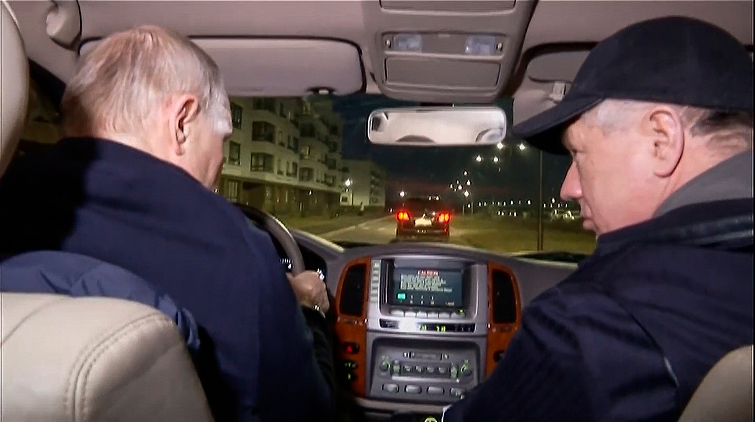Presiden Rusia Vladimir Putin, kiri, berkendara dengan Wakil Perdana Menteri Rusia Marat Khusnullin selama kunjungan mereka ke Mariupol, Ukraina, dalam sebuah video yang dirilis pada 19 Maret.