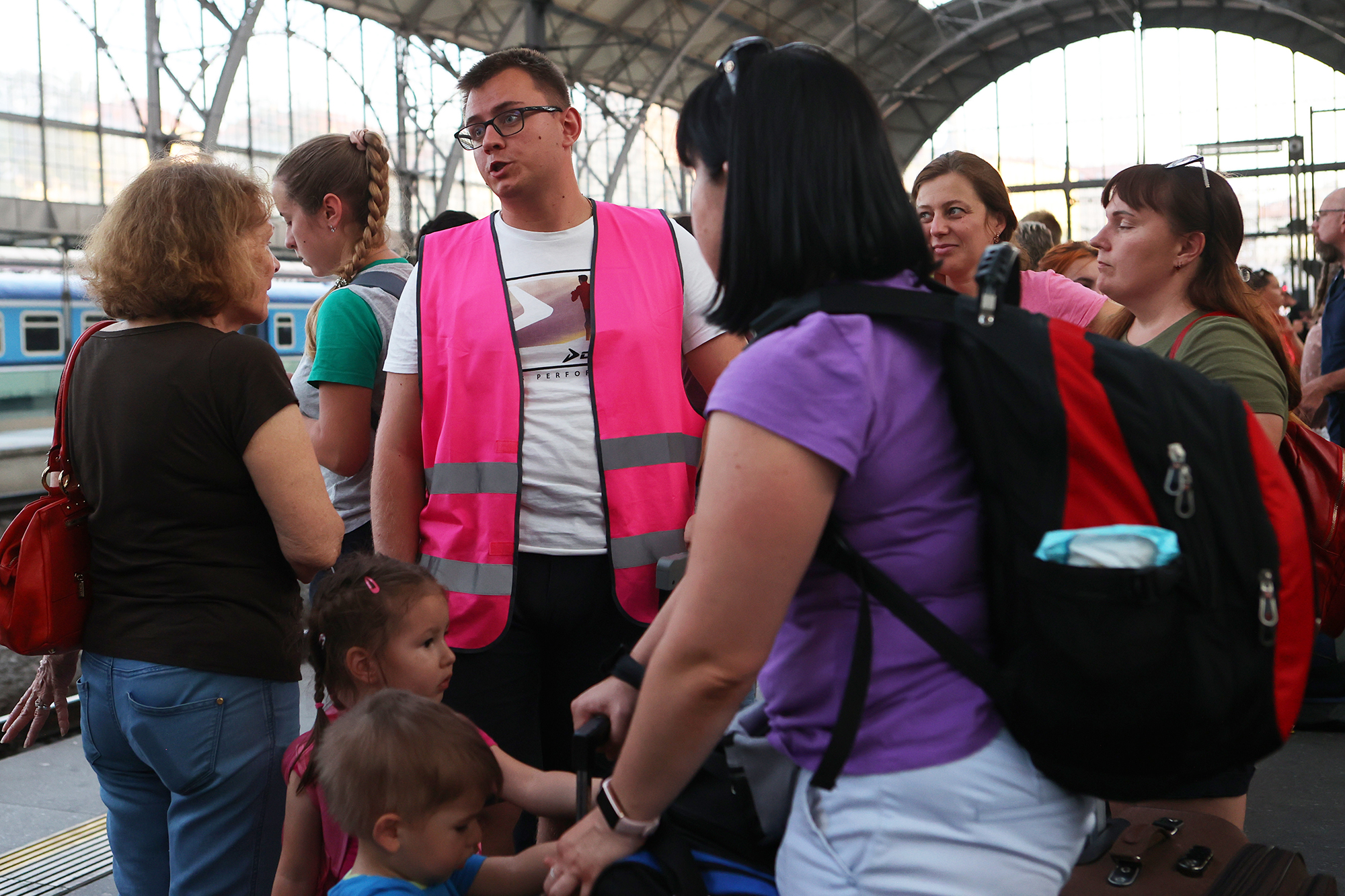 At Prague train station, Russians and Ukrainians volunteer together to help refugees on July 20.
