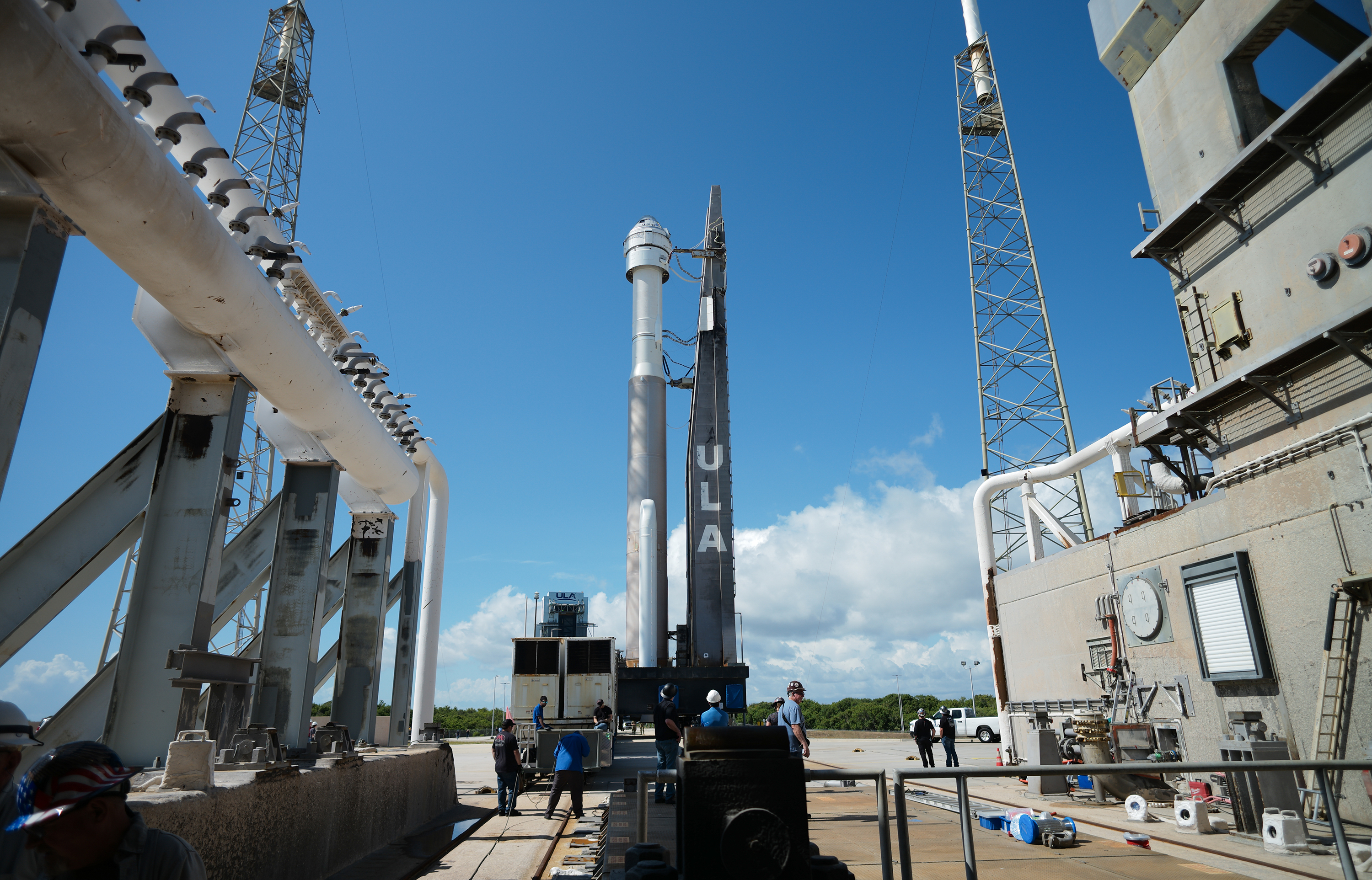 Eine Atlas-V-Rakete der United Launch Alliance mit dem Raumschiff CST-100 Starliner von Boeing an Bord wird am 4. Mai zur Startrampe gerollt, vor ihrem ersten bemannten Startversuch in Cape Canaveral, Florida. 