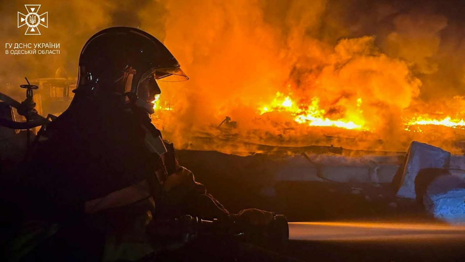 Un bombero trabaja en una escena después de un ataque con drones rusos en la región ucraniana de Odessa el 3 de septiembre.
