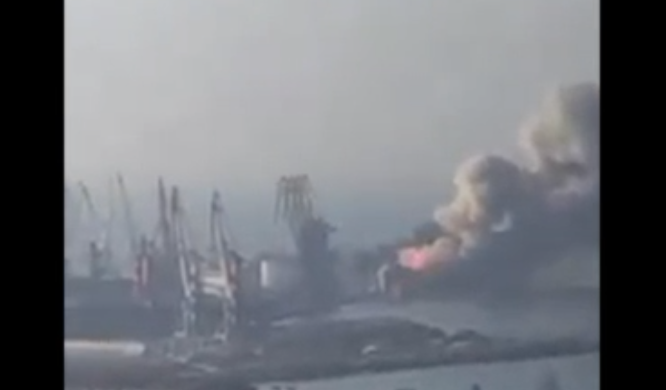 Ukrajinské námořnictvo uvedlo, že v okupovaném přístavu Berdjansk byla zničena ruská loď