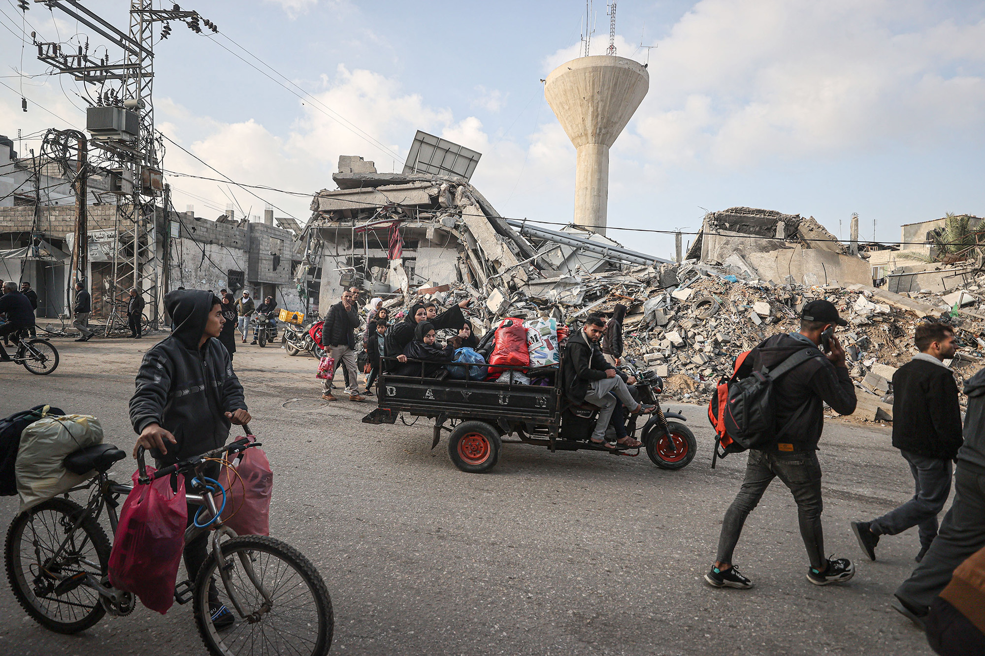 Palestinians begin to migrate to areas in the central part of the city due to Israeli attacks following the end of the week-long humanitarian pause in Khan Younis, Gaza, on December 1. 