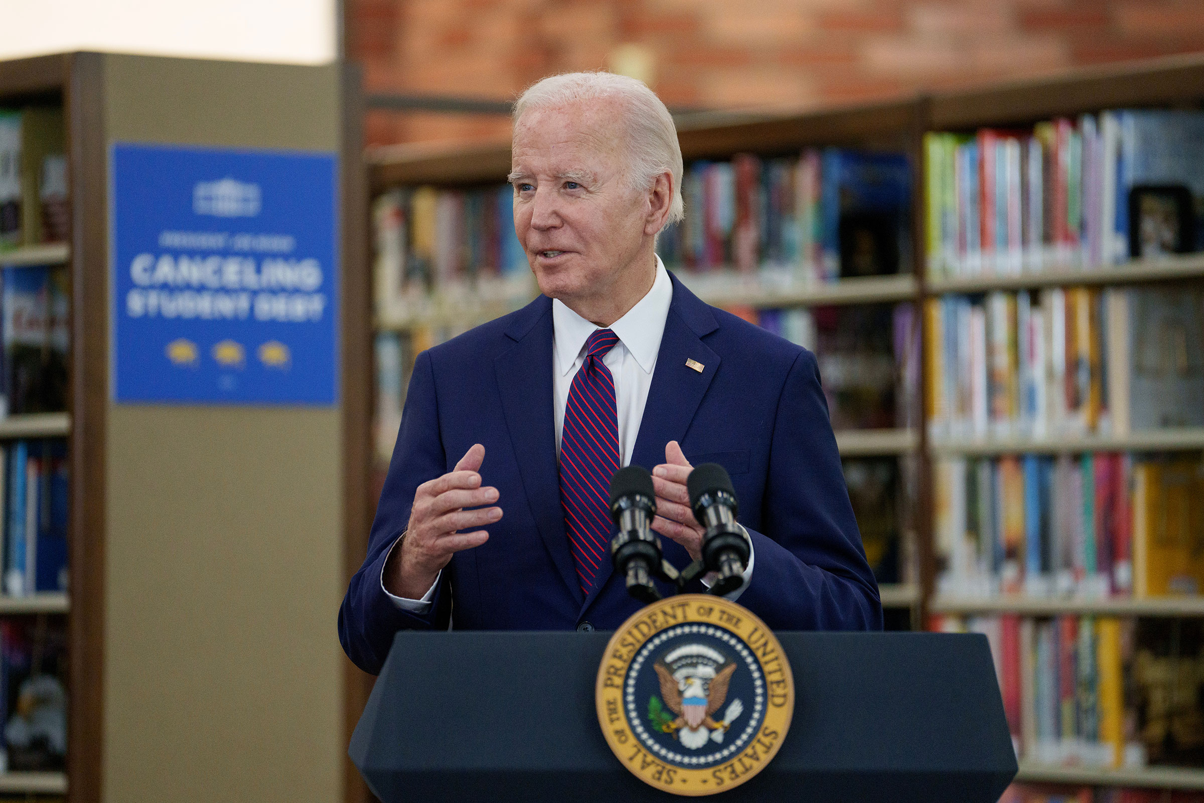 El presidente Joe Biden habla en la biblioteca Julian Dixon de Culver City en Culver City, California, el miércoles 21 de febrero.