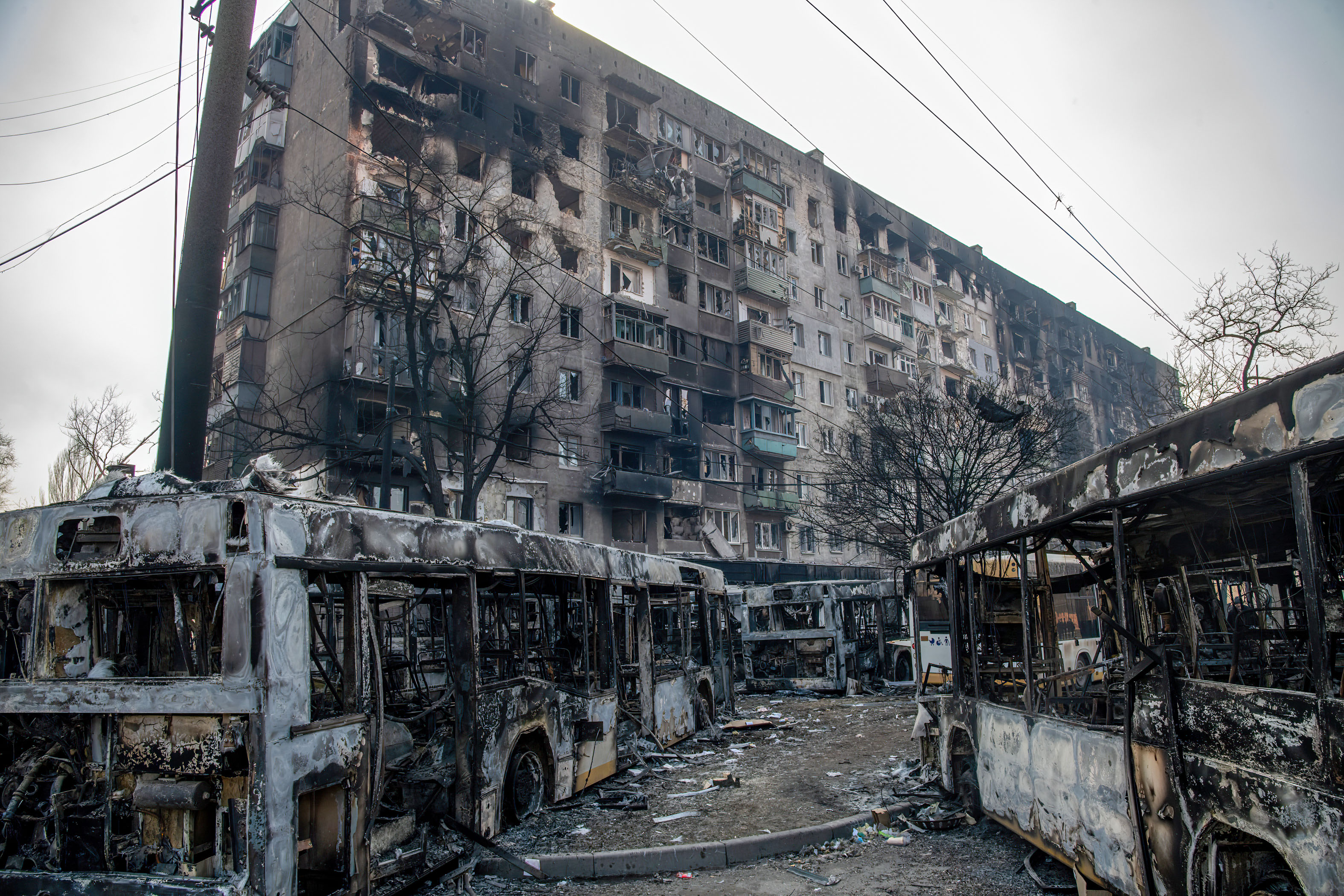 Καταστροφή στους δρόμους της Μαριούπολης, Ουκρανία, στις 23 Μαρτίου.