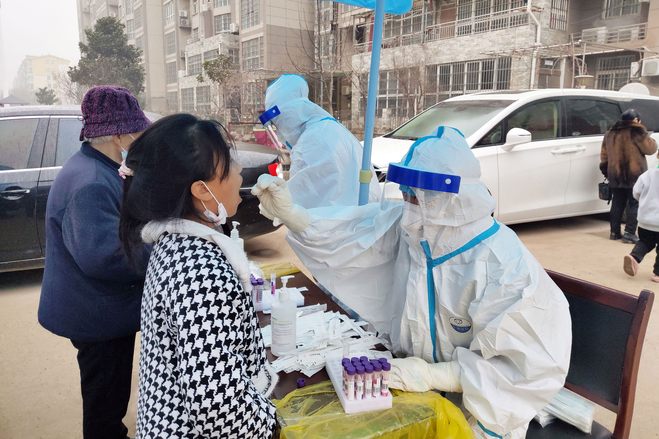 Healthworkers give residents a second round of nucleic acid testing on January 10, Hua County, Anyang City, Henan Province.