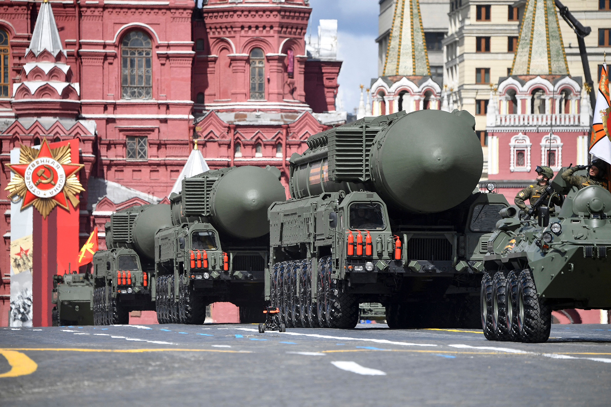 Российские пусковые установки межконтинентальных баллистических ракет «Ярс» проходят по Красной площади во время военного парада в честь Дня Победы в центре Москвы, Россия, 9 мая.