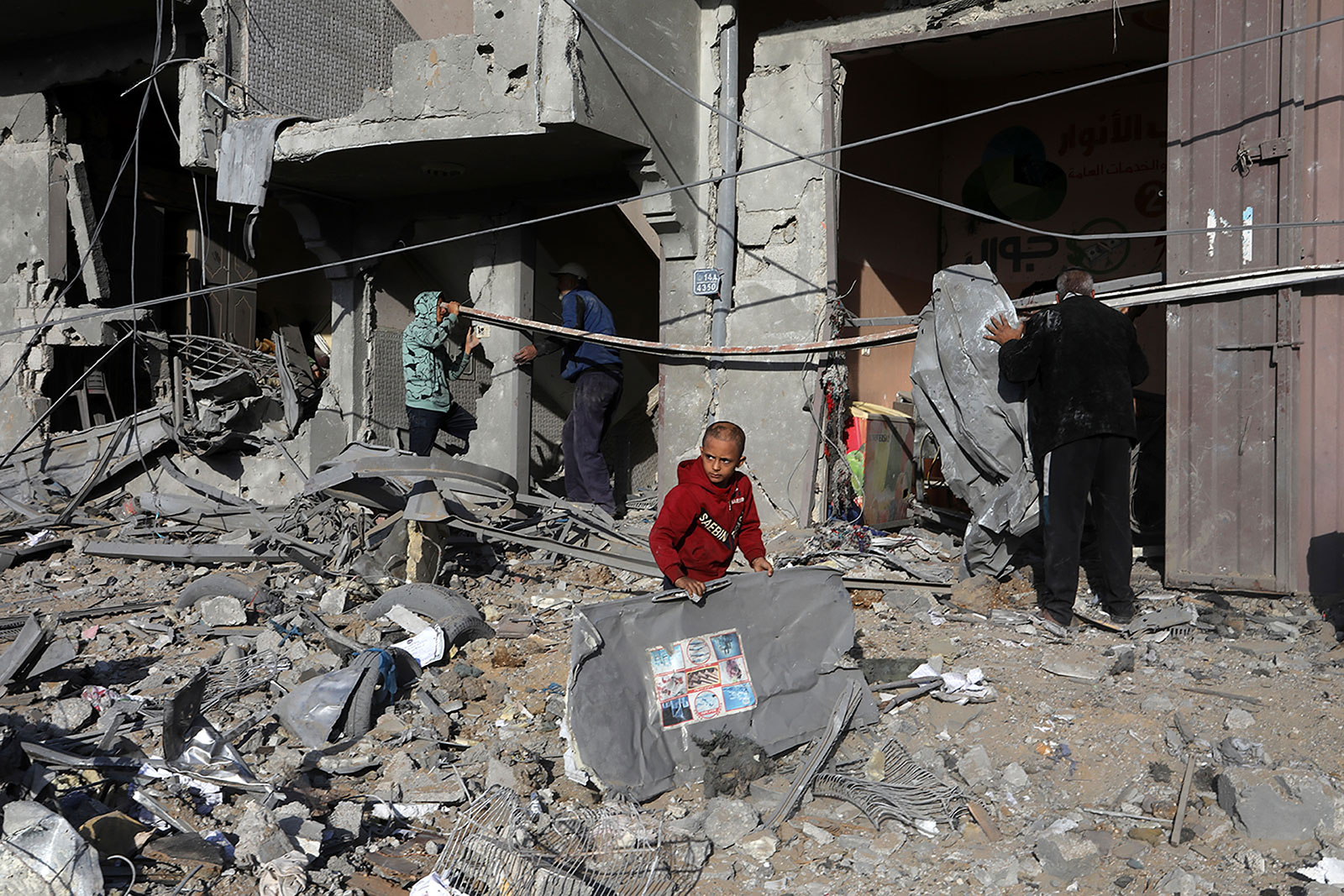 Filistinliler, 4 Aralık Pazartesi günü düzenlenen hava saldırısının ardından bir evde meydana gelen hasarı inceliyor.