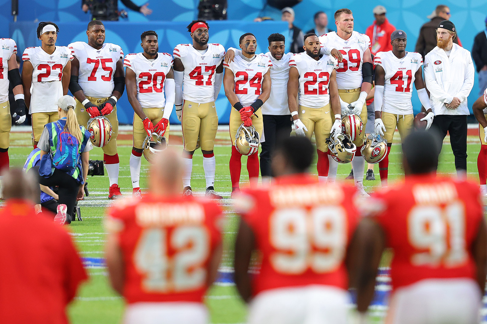 Jimmy G, 49ers line up to honor Kobe Bryant before Super Bowl LIV