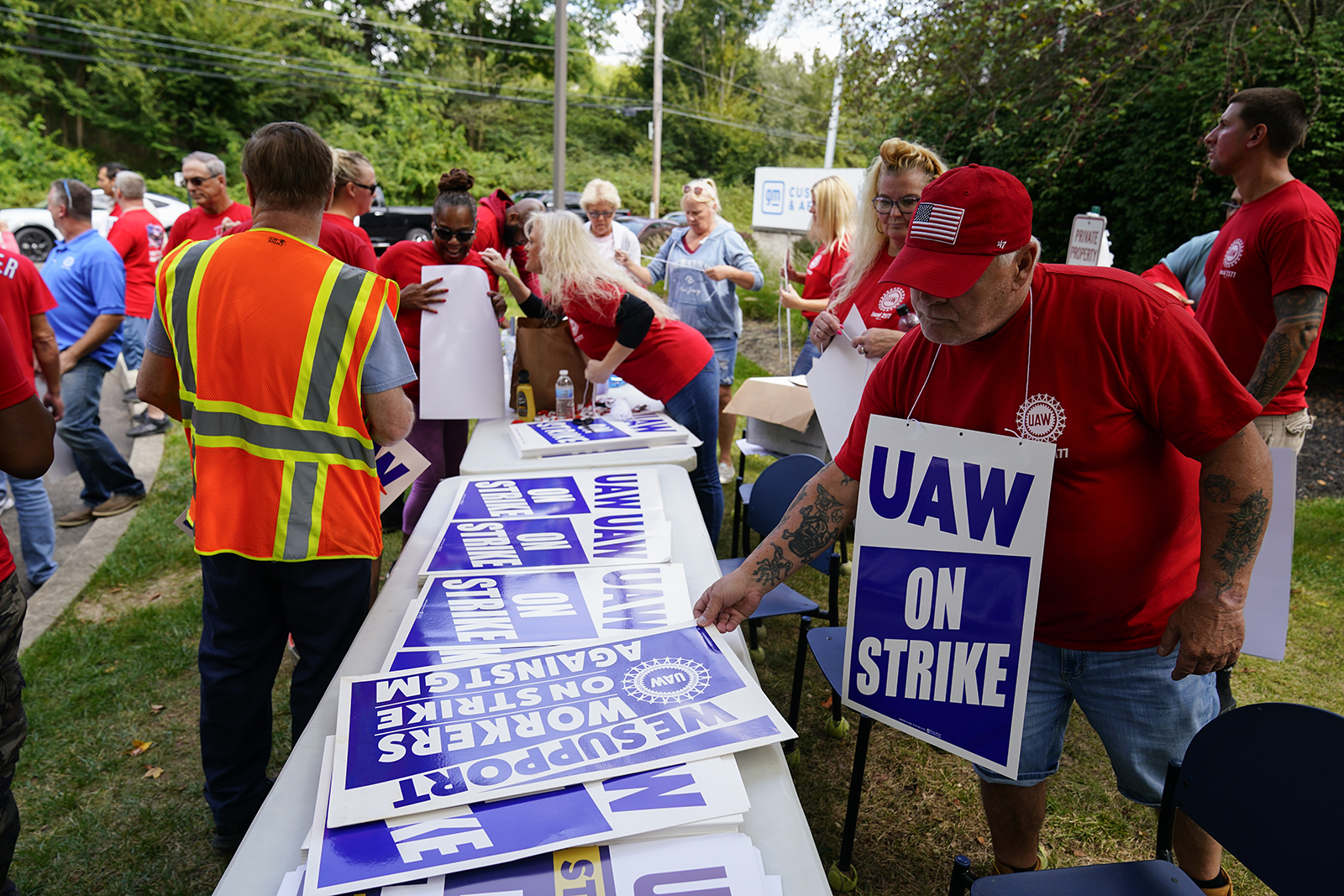 biden-says-he-will-join-the-picket-line-with-uaw-workers-in-michigan