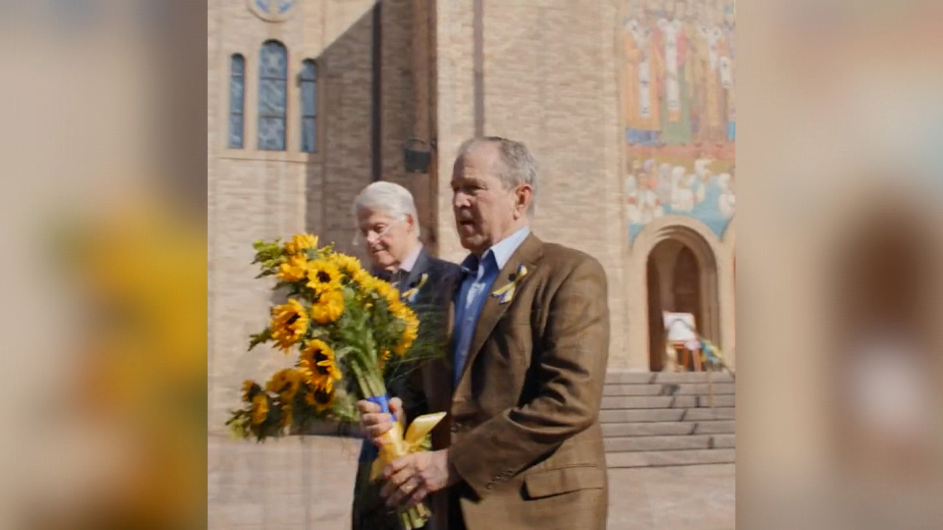 Former US Presidents George W. Bush and Bill Clinton visited the Saints Volodymyr & Olha Ukrainian Catholic Church in Chicago to “show solidarity with the people of Ukraine” on Friday March 18.
