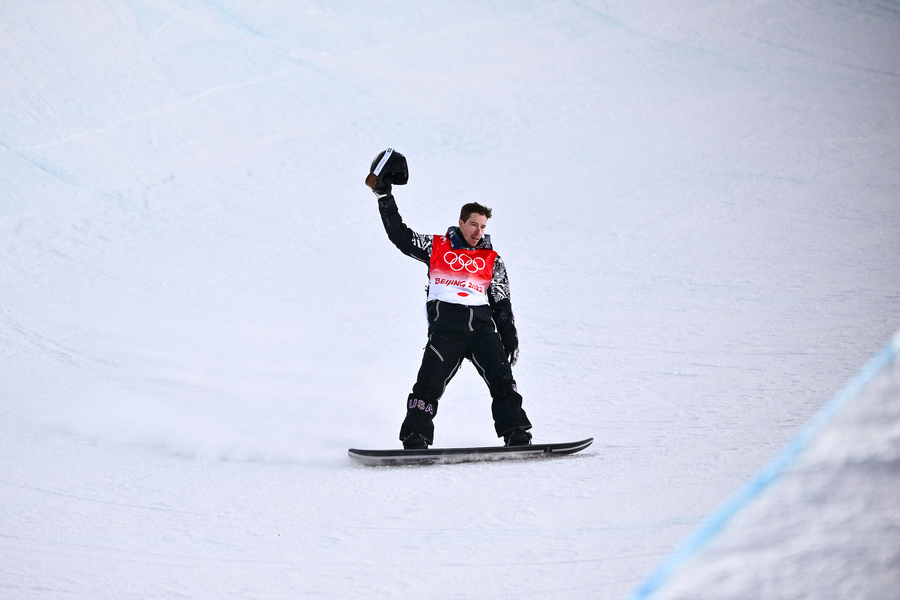 Shaun White finishes fourth in the snowboard men's halfpipe final on Friday.
