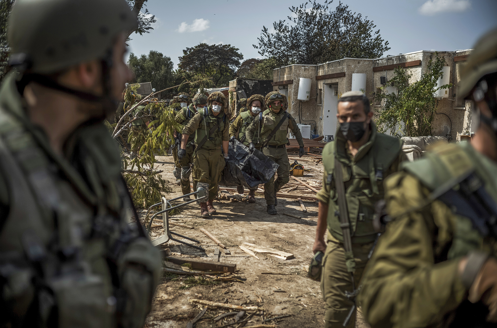 Israelische Streitkräfte bergen am 10. Oktober die Leichen israelischer Bewohner aus einem zerstörten Haus in Kfar Aza, Israel.