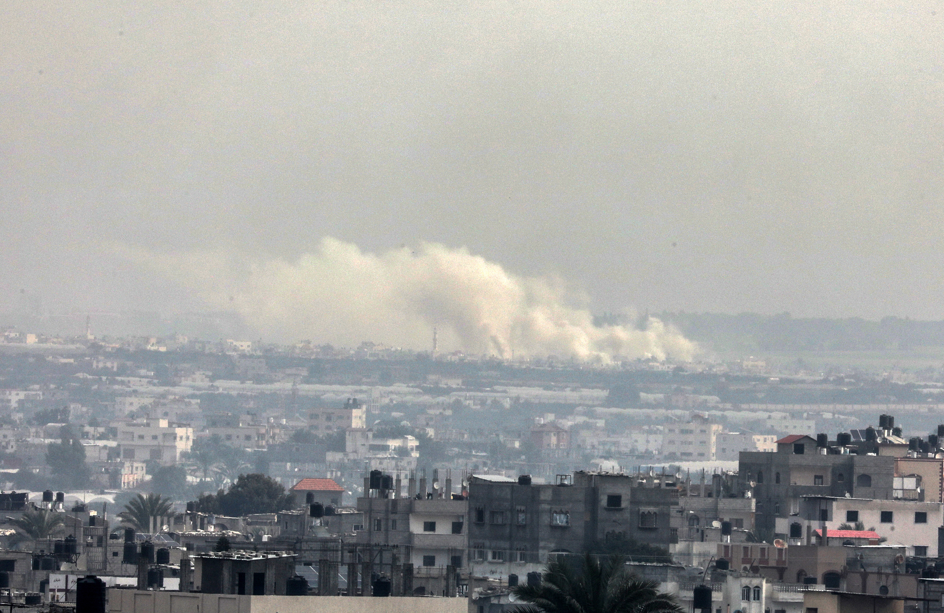 El humo se eleva cuando los ataques israelíes golpearon Khan Younis, Gaza, el 27 de diciembre.