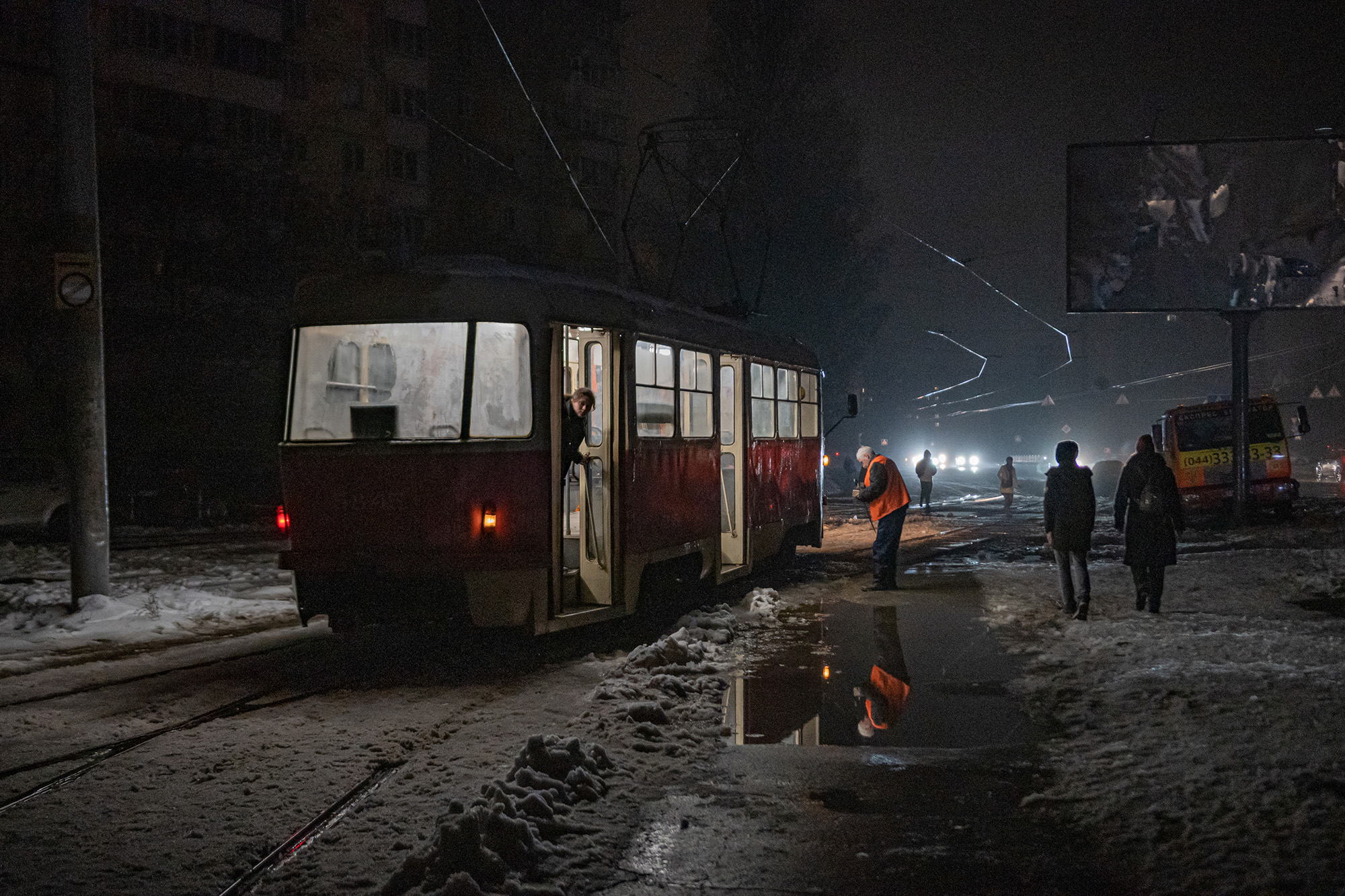 Перебои с подачей электроэнергии привели к отключению электроэнергии в Киеве, Украина, 24 ноября.