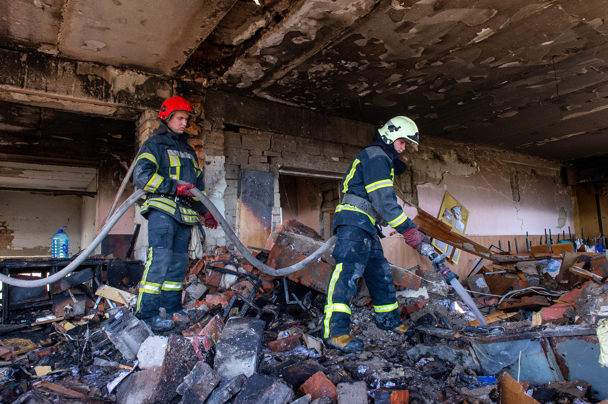 I vigili del fuoco ucraini hanno spento un incendio presso l'Housing and Communities College di Kharkiv a Kharkiv, in Ucraina, il 21 giugno.