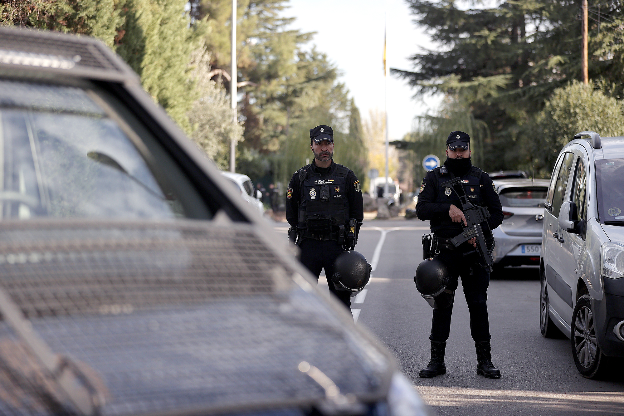 Des policiers prennent des mesures de sécurité autour de l'ambassade d'Ukraine à Madrid, en Espagne, après une explosion survenue le 30 novembre 2022 lorsqu'un employé de l'ambassade a ouvert une enveloppe.