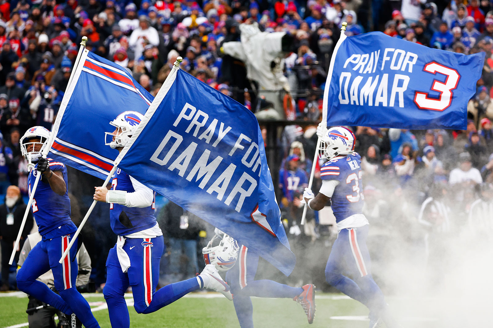 Les Buffalo Bills portent des drapeaux sur le terrain avec le numéro 3 en faveur de la sécurité Damar Hamlin avant un match de football de la NFL contre les Patriots de la Nouvelle-Angleterre le 8 janvier à Orchard Park, New York.