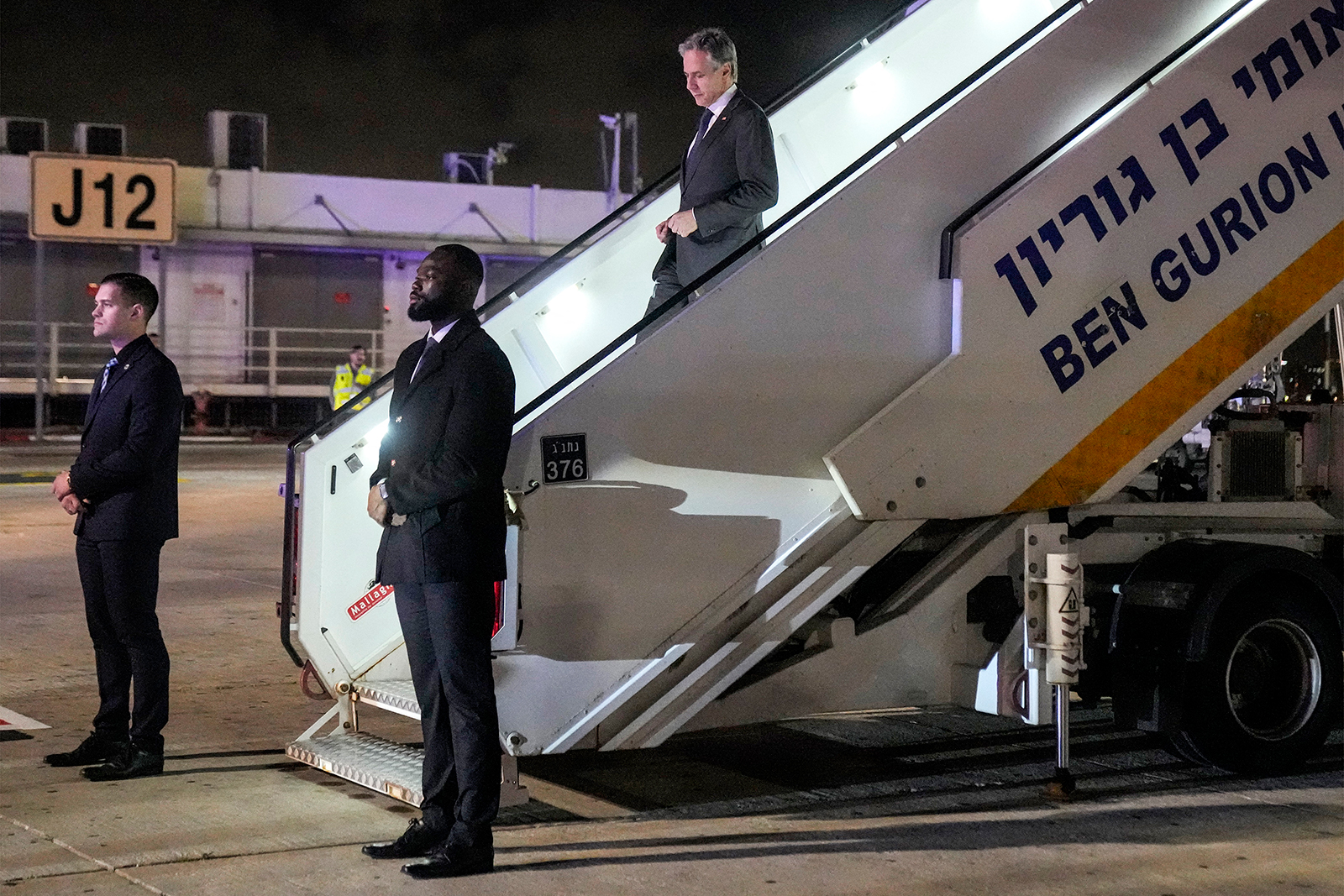 מזכיר המדינה האמריקני אנטוני בלינקן יורד ממטוסו עם הגעתו לנמל התעופה בן גוריון, תל אביב, ב-6 בפברואר.