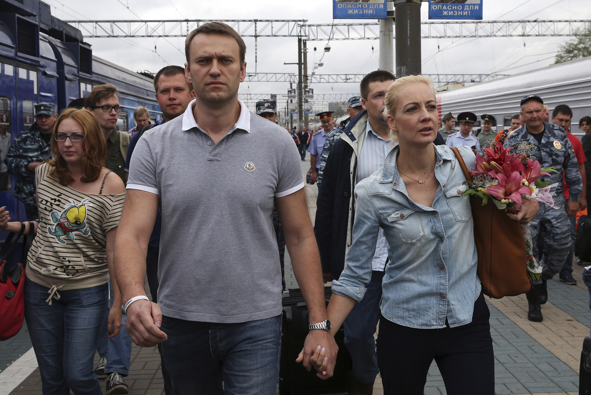 El líder de la oposición rusa Alexey Navalny, centro izquierda, camina con su esposa Yulia después de llegar de Kirov a una estación de tren en Moscú, Rusia, el 20 de julio de 2013.